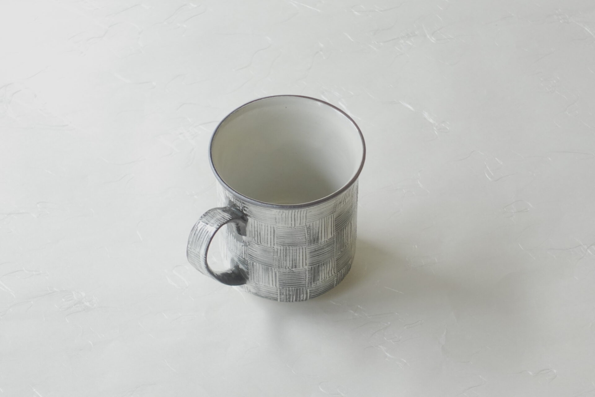 陶器 清水焼 マグカップ 黒土 ろくろ成形 櫛目 市松 手作業 多くの手間 高い技術 軽量 扱いやすい 持ちやすい 口当たりが良い 飲みやすい シンプル 洒落たデザイン 美濃焼 鉄瓶 陶器 漆 漆器 有田焼 金継ぎ 焼き物 食器 陶磁器 伝統工芸品 茶碗 工芸品 九谷焼 南部鉄器 陶芸 陶器市 岐阜 焼き物 磁器 瀬戸物 岐阜県 岐阜市 美殿町６−番地 小林漆陶 漆塗り器 織部焼 小林漆器 箸 金継ぎ お香 食器 茶道具 陶器 美濃焼専門店 お皿 ceramics ih pottery うつわ うつわ屋 お皿屋さん お茶 お茶碗 お箸 かまど この辺に陶器屋さんってあります とうきいち やきもの ガラス工房 ギフト　ギフトショップ マグカップ モダン焼物 レンジできる陶器 切子 南部鉄器 どこ　岐阜市南部鉄器販売店 南部鉄器購入 岐阜県器屋 土鍋 岐阜小洒落たお皿 お椀が出る店 器 塗り物 漆塗り 陶器屋さん 食器屋さん お椀 ひのき 岐阜城周辺茶道具 販売陶器 販売陶器屋さん 陶器店 漆器店 岐阜有名な器屋さん 岐阜県食器売ってるところ 岐阜駅 陶器工芸品店 徳利 売ってる店 急須販売 扇子 抹茶 掛け軸 修復 日本陶瓷 漆器 木の食器 樺細工 江戸切子 食器 漆の器 漆器 うるし 漆器店 漆塗 漆椀 火鉢 灰 美殿町商店街 美濃焼ショップ 岐阜市 湯呑み お店 付近 美濃焼き専門店 美濃焼販売 花瓶 茶器 オンライン輪島塗 なつめ 店近くのガラス屋さん 近くの陶器屋さん 酒器 ガラス 金継ぎ依頼 岐阜鉄器鉄瓶 取扱店 Japanese 陶器 修理 陶器専門店 陶器小売店 岐阜陶器屋 陶器店 陶磁器 陶磁器専門店 陶芸家 おすすめ お店 岐阜食洗機対応 漆椀 Gifu JapanesetablewareJapanesecrafts Japaneseceramics Japanesepottery Handcrafted TraditionalCrafts Japaneseculture Traditionalart Japaneseteautensils TeaCeremony Japaneselacquerware インテリア 一輪挿し 入れ物 陶芸 陶芸皿 陶器いろいろ 陶器店 絵皿 絵柄 オンラインショップ 置物 おひつ オーブントースター 置物スタイリッシュ お皿 オブジェ 置物かわいい お皿陶磁器 お椀陶器 陶器欠損補修 花瓶 貫入 傘立て 陶器花 カップ 花 陶磁器 陶器金継ぎ キャニスター 器 急須 京都 金彩 九州 急須 陶芸食器 コーヒーカップ コップ 小物入れ 皿 ごはん鍋 食洗機 修理 食器 修理金継ぎ 陶器販売 瀬戸物 染付 タンブラー 耐熱陶器 茶碗 近くの陶器店 通販 土物 通販 手作り陶器 陶磁器 鍋