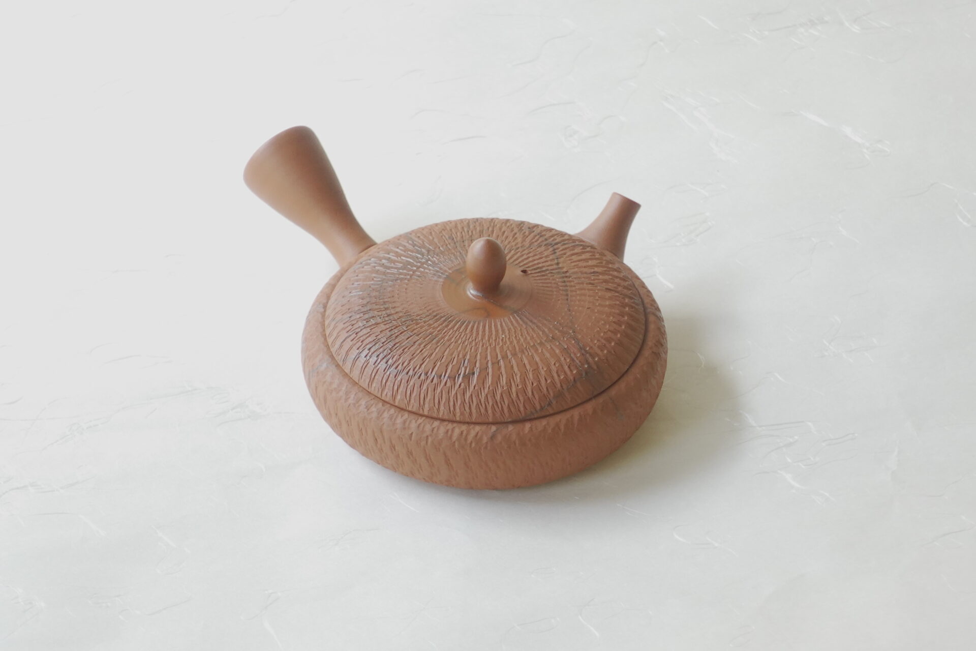 陶器 常滑焼 伝統工芸士 究極 平型 急須 朱泥 鉄分 お茶の味をまろやかに お茶の味を最大限引き出す よりおいしく 甘み 旨 味一人用 手づくり 職人技 とびかんな とちり 藻掛け 伝統技法 清潔 衛生的 液だれしにくい やわかい雰囲気 機能的 飽きが来ない 永く使える 逸品 美濃焼 鉄瓶 陶器 漆 漆器 有田焼 金継ぎ 焼き物 食器 陶磁器 伝統工芸品 茶碗 工芸品 九谷焼 南部鉄器 陶芸 陶器市 岐阜 焼き物 磁器 瀬戸物 岐阜県 岐阜市 美殿町６−番地 小林漆陶 漆塗り器 織部焼 小林漆器 箸 金継ぎ お香 食器 茶道具 陶器 美濃焼専門店 お皿 ceramics ih pottery うつわ うつわ屋 お皿屋さん お茶 お茶碗 お箸 かまど この辺に陶器屋さんってあります とうきいち やきもの ガラス工房 ギフト　ギフトショップ マグカップ モダン焼物 レンジできる陶器 切子 南部鉄器 どこ　岐阜市南部鉄器販売店 南部鉄器購入 岐阜県器屋 土鍋 岐阜小洒落たお皿 お椀が出る店 器 塗り物 漆塗り 陶器屋さん 食器屋さん お椀 ひのき 岐阜城周辺茶道具 販売陶器 販売陶器屋さん 陶器店 漆器店 岐阜有名な器屋さん 岐阜県食器売ってるところ 岐阜駅 陶器工芸品店 徳利 売ってる店 急須販売 扇子 抹茶 掛け軸 修復 日本陶瓷 漆器 木の食器 樺細工 江戸切子 食器 漆の器 漆器 うるし 漆器店 漆塗 漆椀 火鉢 灰 美殿町商店街 美濃焼ショップ 岐阜市 湯呑み お店 付近 美濃焼き専門店 美濃焼販売 花瓶 茶器 オンライン輪島塗 なつめ 店近くのガラス屋さん 近くの陶器屋さん 酒器 ガラス 金継ぎ依頼 岐阜鉄器鉄瓶 取扱店 Japanese 陶器 修理 陶器専門店 陶器小売店 岐阜陶器屋 陶器店 陶磁器 陶磁器専門店 陶芸家 おすすめ お店 岐阜食洗機対応 漆椀 Gifu JapanesetablewareJapanesecrafts Japaneseceramics Japanesepottery Handcrafted TraditionalCrafts Japaneseculture Traditionalart Japaneseteautensils TeaCeremony Japaneselacquerware インテリア 一輪挿し 入れ物 陶芸 陶芸皿 陶器いろいろ 陶器店 絵皿 絵柄 オンラインショップ 置物 おひつ オーブントースター 置物スタイリッシュ お皿 オブジェ 置物かわいい お皿陶磁器 お椀陶器 陶器欠損補修 花瓶 貫入 傘立て 陶器花 カップ 花 陶磁器 陶器金継ぎ キャニスター 器 急須 京都 金彩 九州 急須 陶芸食器 コーヒーカップ コップ 小物入れ 皿 ごはん鍋 食洗機 修理 食器 修理金継ぎ 陶器販売 瀬戸物 染付 タンブラー 耐熱陶器 茶碗 近くの陶器店 通販 土物 通販 手作り陶器 陶磁器 鍋