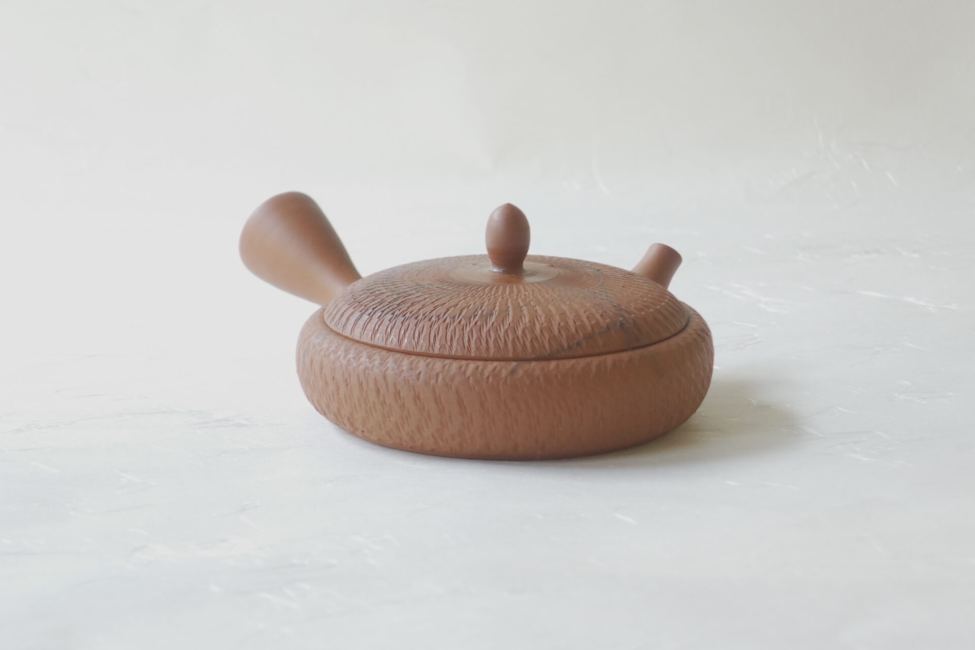 陶器 常滑焼 伝統工芸士 究極 平型 急須 朱泥 鉄分 お茶の味をまろやかに お茶の味を最大限引き出す よりおいしく 甘み 旨 味一人用 手づくり 職人技 とびかんな とちり 藻掛け 伝統技法 清潔 衛生的 液だれしにくい やわかい雰囲気 機能的 飽きが来ない 永く使える 逸品 美濃焼 鉄瓶 陶器 漆 漆器 有田焼 金継ぎ 焼き物 食器 陶磁器 伝統工芸品 茶碗 工芸品 九谷焼 南部鉄器 陶芸 陶器市 岐阜 焼き物 磁器 瀬戸物 岐阜県 岐阜市 美殿町６−番地 小林漆陶 漆塗り器 織部焼 小林漆器 箸 金継ぎ お香 食器 茶道具 陶器 美濃焼専門店 お皿 ceramics ih pottery うつわ うつわ屋 お皿屋さん お茶 お茶碗 お箸 かまど この辺に陶器屋さんってあります とうきいち やきもの ガラス工房 ギフト　ギフトショップ マグカップ モダン焼物 レンジできる陶器 切子 南部鉄器 どこ　岐阜市南部鉄器販売店 南部鉄器購入 岐阜県器屋 土鍋 岐阜小洒落たお皿 お椀が出る店 器 塗り物 漆塗り 陶器屋さん 食器屋さん お椀 ひのき 岐阜城周辺茶道具 販売陶器 販売陶器屋さん 陶器店 漆器店 岐阜有名な器屋さん 岐阜県食器売ってるところ 岐阜駅 陶器工芸品店 徳利 売ってる店 急須販売 扇子 抹茶 掛け軸 修復 日本陶瓷 漆器 木の食器 樺細工 江戸切子 食器 漆の器 漆器 うるし 漆器店 漆塗 漆椀 火鉢 灰 美殿町商店街 美濃焼ショップ 岐阜市 湯呑み お店 付近 美濃焼き専門店 美濃焼販売 花瓶 茶器 オンライン輪島塗 なつめ 店近くのガラス屋さん 近くの陶器屋さん 酒器 ガラス 金継ぎ依頼 岐阜鉄器鉄瓶 取扱店 Japanese 陶器 修理 陶器専門店 陶器小売店 岐阜陶器屋 陶器店 陶磁器 陶磁器専門店 陶芸家 おすすめ お店 岐阜食洗機対応 漆椀 Gifu JapanesetablewareJapanesecrafts Japaneseceramics Japanesepottery Handcrafted TraditionalCrafts Japaneseculture Traditionalart Japaneseteautensils TeaCeremony Japaneselacquerware インテリア 一輪挿し 入れ物 陶芸 陶芸皿 陶器いろいろ 陶器店 絵皿 絵柄 オンラインショップ 置物 おひつ オーブントースター 置物スタイリッシュ お皿 オブジェ 置物かわいい お皿陶磁器 お椀陶器 陶器欠損補修 花瓶 貫入 傘立て 陶器花 カップ 花 陶磁器 陶器金継ぎ キャニスター 器 急須 京都 金彩 九州 急須 陶芸食器 コーヒーカップ コップ 小物入れ 皿 ごはん鍋 食洗機 修理 食器 修理金継ぎ 陶器販売 瀬戸物 染付 タンブラー 耐熱陶器 茶碗 近くの陶器店 通販 土物 通販 手作り陶器 陶磁器 鍋