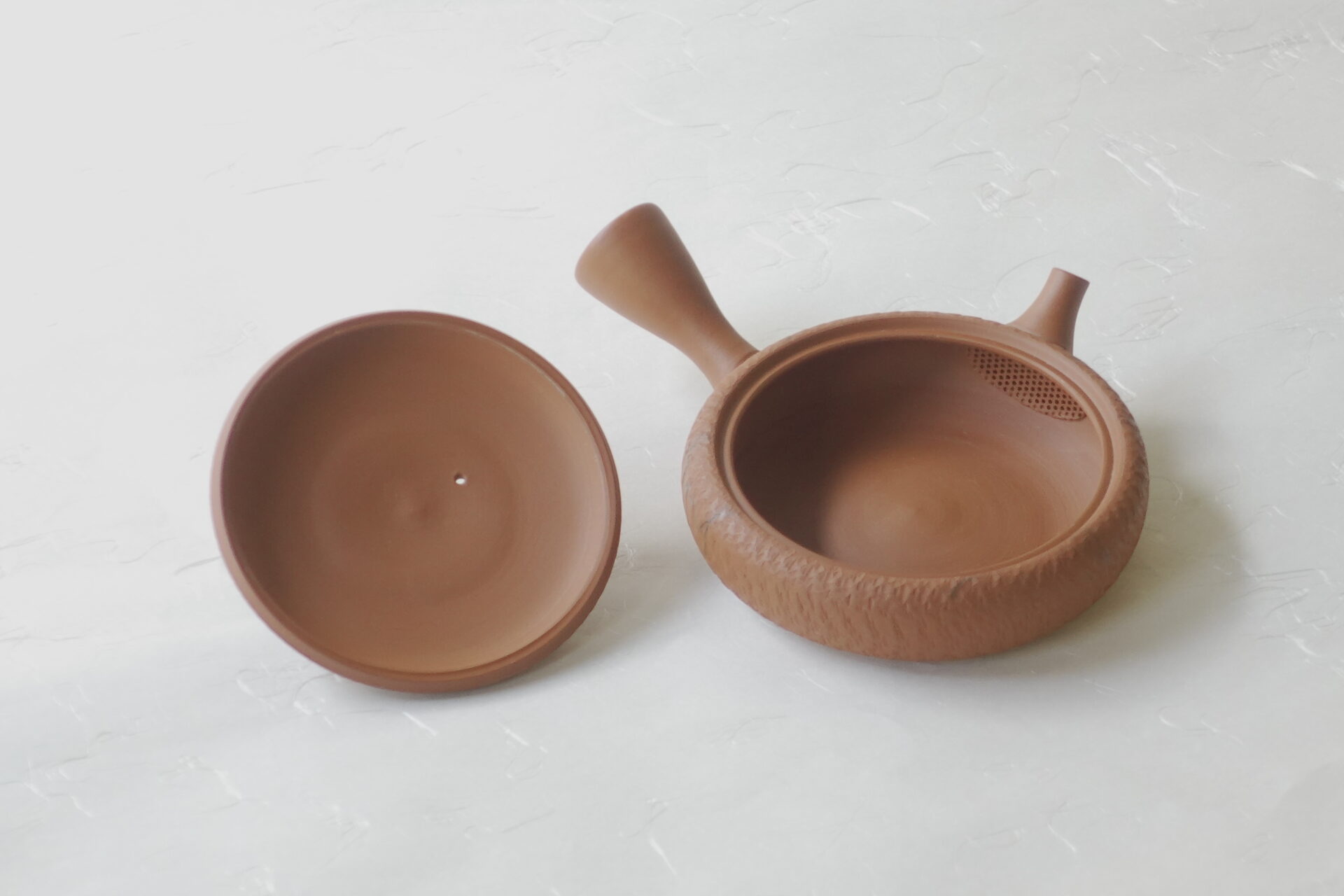 陶器 常滑焼 伝統工芸士 究極 平型 急須 朱泥 鉄分 お茶の味をまろやかに お茶の味を最大限引き出す よりおいしく 甘み 旨 味一人用 手づくり 職人技 とびかんな とちり 藻掛け 伝統技法 清潔 衛生的 液だれしにくい やわかい雰囲気 機能的 飽きが来ない 永く使える 逸品 美濃焼 鉄瓶 陶器 漆 漆器 有田焼 金継ぎ 焼き物 食器 陶磁器 伝統工芸品 茶碗 工芸品 九谷焼 南部鉄器 陶芸 陶器市 岐阜 焼き物 磁器 瀬戸物 岐阜県 岐阜市 美殿町６−番地 小林漆陶 漆塗り器 織部焼 小林漆器 箸 金継ぎ お香 食器 茶道具 陶器 美濃焼専門店 お皿 ceramics ih pottery うつわ うつわ屋 お皿屋さん お茶 お茶碗 お箸 かまど この辺に陶器屋さんってあります とうきいち やきもの ガラス工房 ギフト　ギフトショップ マグカップ モダン焼物 レンジできる陶器 切子 南部鉄器 どこ　岐阜市南部鉄器販売店 南部鉄器購入 岐阜県器屋 土鍋 岐阜小洒落たお皿 お椀が出る店 器 塗り物 漆塗り 陶器屋さん 食器屋さん お椀 ひのき 岐阜城周辺茶道具 販売陶器 販売陶器屋さん 陶器店 漆器店 岐阜有名な器屋さん 岐阜県食器売ってるところ 岐阜駅 陶器工芸品店 徳利 売ってる店 急須販売 扇子 抹茶 掛け軸 修復 日本陶瓷 漆器 木の食器 樺細工 江戸切子 食器 漆の器 漆器 うるし 漆器店 漆塗 漆椀 火鉢 灰 美殿町商店街 美濃焼ショップ 岐阜市 湯呑み お店 付近 美濃焼き専門店 美濃焼販売 花瓶 茶器 オンライン輪島塗 なつめ 店近くのガラス屋さん 近くの陶器屋さん 酒器 ガラス 金継ぎ依頼 岐阜鉄器鉄瓶 取扱店 Japanese 陶器 修理 陶器専門店 陶器小売店 岐阜陶器屋 陶器店 陶磁器 陶磁器専門店 陶芸家 おすすめ お店 岐阜食洗機対応 漆椀 Gifu JapanesetablewareJapanesecrafts Japaneseceramics Japanesepottery Handcrafted TraditionalCrafts Japaneseculture Traditionalart Japaneseteautensils TeaCeremony Japaneselacquerware インテリア 一輪挿し 入れ物 陶芸 陶芸皿 陶器いろいろ 陶器店 絵皿 絵柄 オンラインショップ 置物 おひつ オーブントースター 置物スタイリッシュ お皿 オブジェ 置物かわいい お皿陶磁器 お椀陶器 陶器欠損補修 花瓶 貫入 傘立て 陶器花 カップ 花 陶磁器 陶器金継ぎ キャニスター 器 急須 京都 金彩 九州 急須 陶芸食器 コーヒーカップ コップ 小物入れ 皿 ごはん鍋 食洗機 修理 食器 修理金継ぎ 陶器販売 瀬戸物 染付 タンブラー 耐熱陶器 茶碗 近くの陶器店 通販 土物 通販 手作り陶器 陶磁器 鍋