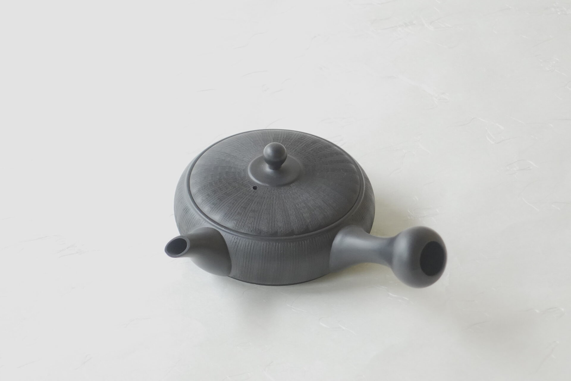 陶器 常滑焼 伝統工芸士 究極 平型急須 鉄分 お茶の味 まろやか お茶の味を引き出す よりおいしく 一人用 手づくり 熟練 職人技 洗いやすい 清潔 衛生的 櫛目 液だれしにくい 丸み やわらかい雰囲気 機能的 軽量 扱いやすい 飽きが来ない 永く使える 逸品 美濃焼 鉄瓶 陶器 漆 漆器 有田焼 金継ぎ 焼き物 食器 陶磁器 伝統工芸品 茶碗 工芸品 九谷焼 南部鉄器 陶芸 陶器市 岐阜 焼き物 磁器 瀬戸物 岐阜県 岐阜市 美殿町６−番地 小林漆陶 漆塗り器 織部焼 小林漆器 箸 金継ぎ お香 食器 茶道具 陶器 美濃焼専門店 お皿 ceramics ih pottery うつわ うつわ屋 お皿屋さん お茶 お茶碗 お箸 かまど この辺に陶器屋さんってあります とうきいち やきもの ガラス工房 ギフト　ギフトショップ マグカップ モダン焼物 レンジできる陶器 切子 南部鉄器 どこ　岐阜市南部鉄器販売店 南部鉄器購入 岐阜県器屋 土鍋 岐阜小洒落たお皿 お椀が出る店 器 塗り物 漆塗り 陶器屋さん 食器屋さん お椀 ひのき 岐阜城周辺茶道具 販売陶器 販売陶器屋さん 陶器店 漆器店 岐阜有名な器屋さん 岐阜県食器売ってるところ 岐阜駅 陶器工芸品店 徳利 売ってる店 急須販売 扇子 抹茶 掛け軸 修復 日本陶瓷 漆器 木の食器 樺細工 江戸切子 食器 漆の器 漆器 うるし 漆器店 漆塗 漆椀 火鉢 灰 美殿町商店街 美濃焼ショップ 岐阜市 湯呑み お店 付近 美濃焼き専門店 美濃焼販売 花瓶 茶器 オンライン輪島塗 なつめ 店近くのガラス屋さん 近くの陶器屋さん 酒器 ガラス 金継ぎ依頼 岐阜鉄器鉄瓶 取扱店 Japanese 陶器 修理 陶器専門店 陶器小売店 岐阜陶器屋 陶器店 陶磁器 陶磁器専門店 陶芸家 おすすめ お店 岐阜食洗機対応 漆椀 Gifu JapanesetablewareJapanesecrafts Japaneseceramics Japanesepottery Handcrafted TraditionalCrafts Japaneseculture Traditionalart Japaneseteautensils TeaCeremony Japaneselacquerware インテリア 一輪挿し 入れ物 陶芸 陶芸皿 陶器いろいろ 陶器店 絵皿 絵柄 オンラインショップ 置物 おひつ オーブントースター 置物スタイリッシュ お皿 オブジェ 置物かわいい お皿陶磁器 お椀陶器 陶器欠損補修 花瓶 貫入 傘立て 陶器花 カップ 花 陶磁器 陶器金継ぎ キャニスター 器 急須 京都 金彩 九州 急須 陶芸食器 コーヒーカップ コップ 小物入れ 皿 ごはん鍋 食洗機 修理 食器 修理金継ぎ 陶器販売 瀬戸物 染付 タンブラー 耐熱陶器 茶碗 近くの陶器店 通販 土物 通販 手作り陶器 陶磁器 鍋