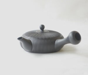 陶器 常滑焼 伝統工芸士 究極 平型急須 鉄分 お茶の味 まろやか お茶の味を引き出す よりおいしく 一人用 手づくり 熟練 職人技 洗いやすい 清潔 衛生的 櫛目 液だれしにくい 丸み やわらかい雰囲気 機能的 軽量 扱いやすい 飽きが来ない 永く使える 逸品 美濃焼 鉄瓶 陶器 漆 漆器 有田焼 金継ぎ 焼き物 食器 陶磁器 伝統工芸品 茶碗 工芸品 九谷焼 南部鉄器 陶芸 陶器市 岐阜 焼き物 磁器 瀬戸物 岐阜県 岐阜市 美殿町６−番地 小林漆陶 漆塗り器 織部焼 小林漆器 箸 金継ぎ お香 食器 茶道具 陶器 美濃焼専門店 お皿 ceramics ih pottery うつわ うつわ屋 お皿屋さん お茶 お茶碗 お箸 かまど この辺に陶器屋さんってあります とうきいち やきもの ガラス工房 ギフト　ギフトショップ マグカップ モダン焼物 レンジできる陶器 切子 南部鉄器 どこ　岐阜市南部鉄器販売店 南部鉄器購入 岐阜県器屋 土鍋 岐阜小洒落たお皿 お椀が出る店 器 塗り物 漆塗り 陶器屋さん 食器屋さん お椀 ひのき 岐阜城周辺茶道具 販売陶器 販売陶器屋さん 陶器店 漆器店 岐阜有名な器屋さん 岐阜県食器売ってるところ 岐阜駅 陶器工芸品店 徳利 売ってる店 急須販売 扇子 抹茶 掛け軸 修復 日本陶瓷 漆器 木の食器 樺細工 江戸切子 食器 漆の器 漆器 うるし 漆器店 漆塗 漆椀 火鉢 灰 美殿町商店街 美濃焼ショップ 岐阜市 湯呑み お店 付近 美濃焼き専門店 美濃焼販売 花瓶 茶器 オンライン輪島塗 なつめ 店近くのガラス屋さん 近くの陶器屋さん 酒器 ガラス 金継ぎ依頼 岐阜鉄器鉄瓶 取扱店 Japanese 陶器 修理 陶器専門店 陶器小売店 岐阜陶器屋 陶器店 陶磁器 陶磁器専門店 陶芸家 おすすめ お店 岐阜食洗機対応 漆椀 Gifu JapanesetablewareJapanesecrafts Japaneseceramics Japanesepottery Handcrafted TraditionalCrafts Japaneseculture Traditionalart Japaneseteautensils TeaCeremony Japaneselacquerware インテリア 一輪挿し 入れ物 陶芸 陶芸皿 陶器いろいろ 陶器店 絵皿 絵柄 オンラインショップ 置物 おひつ オーブントースター 置物スタイリッシュ お皿 オブジェ 置物かわいい お皿陶磁器 お椀陶器 陶器欠損補修 花瓶 貫入 傘立て 陶器花 カップ 花 陶磁器 陶器金継ぎ キャニスター 器 急須 京都 金彩 九州 急須 陶芸食器 コーヒーカップ コップ 小物入れ 皿 ごはん鍋 食洗機 修理 食器 修理金継ぎ 陶器販売 瀬戸物 染付 タンブラー 耐熱陶器 茶碗 近くの陶器店 通販 土物 通販 手作り陶器 陶磁器 鍋