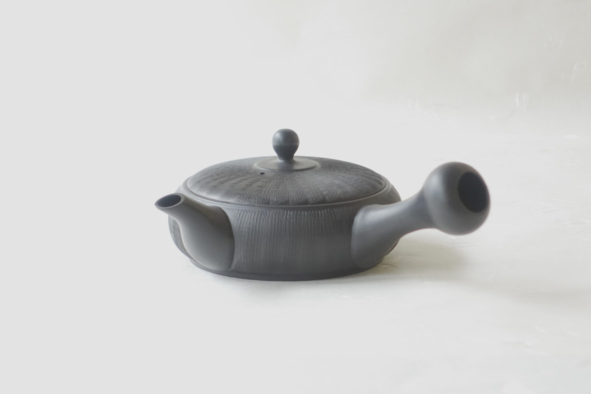 陶器 常滑焼 伝統工芸士 究極 平型急須 鉄分 お茶の味 まろやか お茶の味を引き出す よりおいしく 一人用 手づくり 熟練 職人技 洗いやすい 清潔 衛生的 櫛目 液だれしにくい 丸み やわらかい雰囲気 機能的 軽量 扱いやすい 飽きが来ない 永く使える 逸品 美濃焼 鉄瓶 陶器 漆 漆器 有田焼 金継ぎ 焼き物 食器 陶磁器 伝統工芸品 茶碗 工芸品 九谷焼 南部鉄器 陶芸 陶器市 岐阜 焼き物 磁器 瀬戸物 岐阜県 岐阜市 美殿町６−番地 小林漆陶 漆塗り器 織部焼 小林漆器 箸 金継ぎ お香 食器 茶道具 陶器 美濃焼専門店 お皿 ceramics ih pottery うつわ うつわ屋 お皿屋さん お茶 お茶碗 お箸 かまど この辺に陶器屋さんってあります とうきいち やきもの ガラス工房 ギフト　ギフトショップ マグカップ モダン焼物 レンジできる陶器 切子 南部鉄器 どこ　岐阜市南部鉄器販売店 南部鉄器購入 岐阜県器屋 土鍋 岐阜小洒落たお皿 お椀が出る店 器 塗り物 漆塗り 陶器屋さん 食器屋さん お椀 ひのき 岐阜城周辺茶道具 販売陶器 販売陶器屋さん 陶器店 漆器店 岐阜有名な器屋さん 岐阜県食器売ってるところ 岐阜駅 陶器工芸品店 徳利 売ってる店 急須販売 扇子 抹茶 掛け軸 修復 日本陶瓷 漆器 木の食器 樺細工 江戸切子 食器 漆の器 漆器 うるし 漆器店 漆塗 漆椀 火鉢 灰 美殿町商店街 美濃焼ショップ 岐阜市 湯呑み お店 付近 美濃焼き専門店 美濃焼販売 花瓶 茶器 オンライン輪島塗 なつめ 店近くのガラス屋さん 近くの陶器屋さん 酒器 ガラス 金継ぎ依頼 岐阜鉄器鉄瓶 取扱店 Japanese 陶器 修理 陶器専門店 陶器小売店 岐阜陶器屋 陶器店 陶磁器 陶磁器専門店 陶芸家 おすすめ お店 岐阜食洗機対応 漆椀 Gifu JapanesetablewareJapanesecrafts Japaneseceramics Japanesepottery Handcrafted TraditionalCrafts Japaneseculture Traditionalart Japaneseteautensils TeaCeremony Japaneselacquerware インテリア 一輪挿し 入れ物 陶芸 陶芸皿 陶器いろいろ 陶器店 絵皿 絵柄 オンラインショップ 置物 おひつ オーブントースター 置物スタイリッシュ お皿 オブジェ 置物かわいい お皿陶磁器 お椀陶器 陶器欠損補修 花瓶 貫入 傘立て 陶器花 カップ 花 陶磁器 陶器金継ぎ キャニスター 器 急須 京都 金彩 九州 急須 陶芸食器 コーヒーカップ コップ 小物入れ 皿 ごはん鍋 食洗機 修理 食器 修理金継ぎ 陶器販売 瀬戸物 染付 タンブラー 耐熱陶器 茶碗 近くの陶器店 通販 土物 通販 手作り陶器 陶磁器 鍋