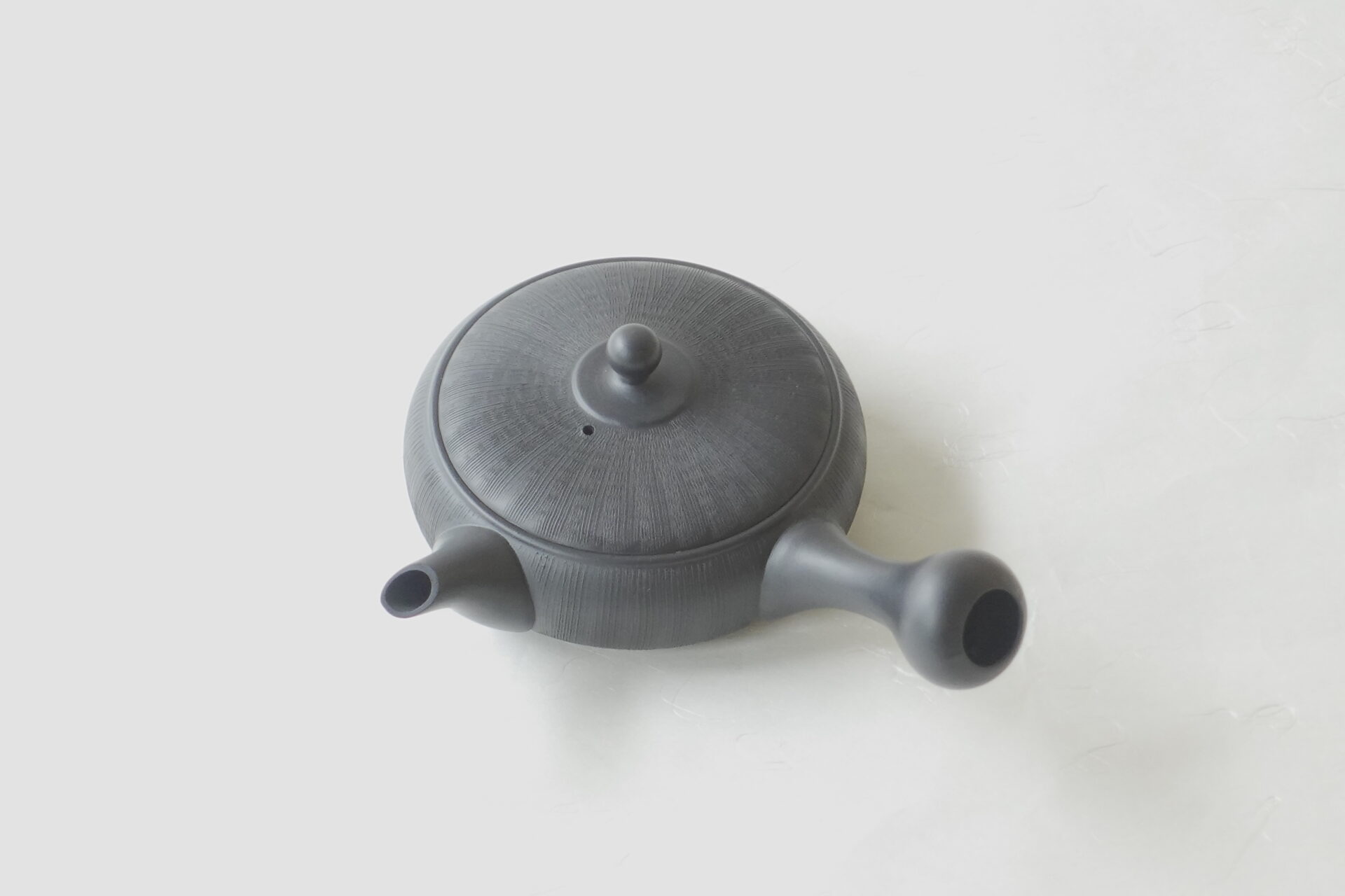 陶器 常滑焼 伝統工芸士 究極 平型急須 鉄分 お茶の味 まろやか お茶の味を引き出す よりおいしく 一人用 手づくり 熟練 職人技 洗いやすい 清潔 衛生的 櫛目 液だれしにくい 丸み やわらかい雰囲気 機能的 軽量 扱いやすい 飽きが来ない 永く使える 逸品 美濃焼 鉄瓶 陶器 漆 漆器 有田焼 金継ぎ 焼き物 食器 陶磁器 伝統工芸品 茶碗 工芸品 九谷焼 南部鉄器 陶芸 陶器市 岐阜 焼き物 磁器 瀬戸物 岐阜県 岐阜市 美殿町６−番地 小林漆陶 漆塗り器 織部焼 小林漆器 箸 金継ぎ お香 食器 茶道具 陶器 美濃焼専門店 お皿 ceramics ih pottery うつわ うつわ屋 お皿屋さん お茶 お茶碗 お箸 かまど この辺に陶器屋さんってあります とうきいち やきもの ガラス工房 ギフト　ギフトショップ マグカップ モダン焼物 レンジできる陶器 切子 南部鉄器 どこ　岐阜市南部鉄器販売店 南部鉄器購入 岐阜県器屋 土鍋 岐阜小洒落たお皿 お椀が出る店 器 塗り物 漆塗り 陶器屋さん 食器屋さん お椀 ひのき 岐阜城周辺茶道具 販売陶器 販売陶器屋さん 陶器店 漆器店 岐阜有名な器屋さん 岐阜県食器売ってるところ 岐阜駅 陶器工芸品店 徳利 売ってる店 急須販売 扇子 抹茶 掛け軸 修復 日本陶瓷 漆器 木の食器 樺細工 江戸切子 食器 漆の器 漆器 うるし 漆器店 漆塗 漆椀 火鉢 灰 美殿町商店街 美濃焼ショップ 岐阜市 湯呑み お店 付近 美濃焼き専門店 美濃焼販売 花瓶 茶器 オンライン輪島塗 なつめ 店近くのガラス屋さん 近くの陶器屋さん 酒器 ガラス 金継ぎ依頼 岐阜鉄器鉄瓶 取扱店 Japanese 陶器 修理 陶器専門店 陶器小売店 岐阜陶器屋 陶器店 陶磁器 陶磁器専門店 陶芸家 おすすめ お店 岐阜食洗機対応 漆椀 Gifu JapanesetablewareJapanesecrafts Japaneseceramics Japanesepottery Handcrafted TraditionalCrafts Japaneseculture Traditionalart Japaneseteautensils TeaCeremony Japaneselacquerware インテリア 一輪挿し 入れ物 陶芸 陶芸皿 陶器いろいろ 陶器店 絵皿 絵柄 オンラインショップ 置物 おひつ オーブントースター 置物スタイリッシュ お皿 オブジェ 置物かわいい お皿陶磁器 お椀陶器 陶器欠損補修 花瓶 貫入 傘立て 陶器花 カップ 花 陶磁器 陶器金継ぎ キャニスター 器 急須 京都 金彩 九州 急須 陶芸食器 コーヒーカップ コップ 小物入れ 皿 ごはん鍋 食洗機 修理 食器 修理金継ぎ 陶器販売 瀬戸物 染付 タンブラー 耐熱陶器 茶碗 近くの陶器店 通販 土物 通販 手作り陶器 陶磁器 鍋