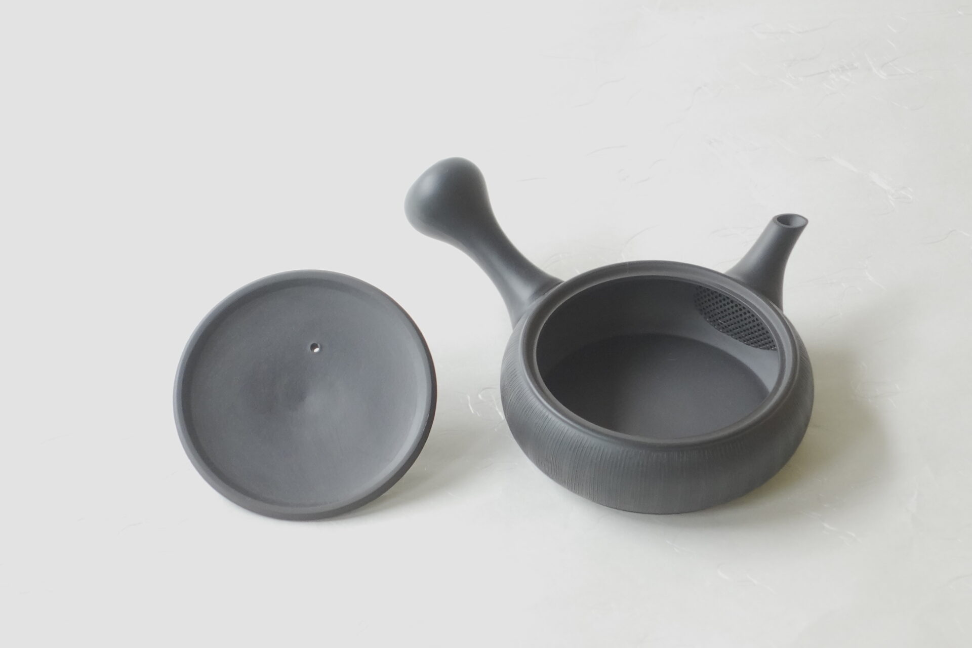 陶器 常滑焼 伝統工芸士 究極 平型急須 鉄分 お茶の味 まろやか お茶の味を引き出す よりおいしく 一人用 手づくり 熟練 職人技 洗いやすい 清潔 衛生的 櫛目 液だれしにくい 丸み やわらかい雰囲気 機能的 軽量 扱いやすい 飽きが来ない 永く使える 逸品 美濃焼 鉄瓶 陶器 漆 漆器 有田焼 金継ぎ 焼き物 食器 陶磁器 伝統工芸品 茶碗 工芸品 九谷焼 南部鉄器 陶芸 陶器市 岐阜 焼き物 磁器 瀬戸物 岐阜県 岐阜市 美殿町６−番地 小林漆陶 漆塗り器 織部焼 小林漆器 箸 金継ぎ お香 食器 茶道具 陶器 美濃焼専門店 お皿 ceramics ih pottery うつわ うつわ屋 お皿屋さん お茶 お茶碗 お箸 かまど この辺に陶器屋さんってあります とうきいち やきもの ガラス工房 ギフト　ギフトショップ マグカップ モダン焼物 レンジできる陶器 切子 南部鉄器 どこ　岐阜市南部鉄器販売店 南部鉄器購入 岐阜県器屋 土鍋 岐阜小洒落たお皿 お椀が出る店 器 塗り物 漆塗り 陶器屋さん 食器屋さん お椀 ひのき 岐阜城周辺茶道具 販売陶器 販売陶器屋さん 陶器店 漆器店 岐阜有名な器屋さん 岐阜県食器売ってるところ 岐阜駅 陶器工芸品店 徳利 売ってる店 急須販売 扇子 抹茶 掛け軸 修復 日本陶瓷 漆器 木の食器 樺細工 江戸切子 食器 漆の器 漆器 うるし 漆器店 漆塗 漆椀 火鉢 灰 美殿町商店街 美濃焼ショップ 岐阜市 湯呑み お店 付近 美濃焼き専門店 美濃焼販売 花瓶 茶器 オンライン輪島塗 なつめ 店近くのガラス屋さん 近くの陶器屋さん 酒器 ガラス 金継ぎ依頼 岐阜鉄器鉄瓶 取扱店 Japanese 陶器 修理 陶器専門店 陶器小売店 岐阜陶器屋 陶器店 陶磁器 陶磁器専門店 陶芸家 おすすめ お店 岐阜食洗機対応 漆椀 Gifu JapanesetablewareJapanesecrafts Japaneseceramics Japanesepottery Handcrafted TraditionalCrafts Japaneseculture Traditionalart Japaneseteautensils TeaCeremony Japaneselacquerware インテリア 一輪挿し 入れ物 陶芸 陶芸皿 陶器いろいろ 陶器店 絵皿 絵柄 オンラインショップ 置物 おひつ オーブントースター 置物スタイリッシュ お皿 オブジェ 置物かわいい お皿陶磁器 お椀陶器 陶器欠損補修 花瓶 貫入 傘立て 陶器花 カップ 花 陶磁器 陶器金継ぎ キャニスター 器 急須 京都 金彩 九州 急須 陶芸食器 コーヒーカップ コップ 小物入れ 皿 ごはん鍋 食洗機 修理 食器 修理金継ぎ 陶器販売 瀬戸物 染付 タンブラー 耐熱陶器 茶碗 近くの陶器店 通販 土物 通販 手作り陶器 陶磁器 鍋