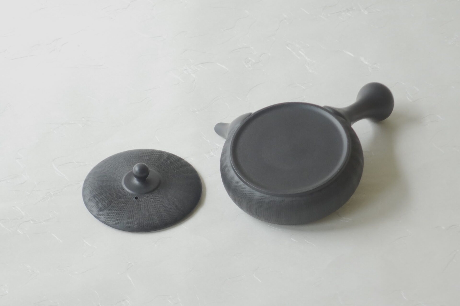 陶器 常滑焼 伝統工芸士 究極 平型急須 鉄分 お茶の味 まろやか お茶の味を引き出す よりおいしく 一人用 手づくり 熟練 職人技 洗いやすい 清潔 衛生的 櫛目 液だれしにくい 丸み やわらかい雰囲気 機能的 軽量 扱いやすい 飽きが来ない 永く使える 逸品 美濃焼 鉄瓶 陶器 漆 漆器 有田焼 金継ぎ 焼き物 食器 陶磁器 伝統工芸品 茶碗 工芸品 九谷焼 南部鉄器 陶芸 陶器市 岐阜 焼き物 磁器 瀬戸物 岐阜県 岐阜市 美殿町６−番地 小林漆陶 漆塗り器 織部焼 小林漆器 箸 金継ぎ お香 食器 茶道具 陶器 美濃焼専門店 お皿 ceramics ih pottery うつわ うつわ屋 お皿屋さん お茶 お茶碗 お箸 かまど この辺に陶器屋さんってあります とうきいち やきもの ガラス工房 ギフト　ギフトショップ マグカップ モダン焼物 レンジできる陶器 切子 南部鉄器 どこ　岐阜市南部鉄器販売店 南部鉄器購入 岐阜県器屋 土鍋 岐阜小洒落たお皿 お椀が出る店 器 塗り物 漆塗り 陶器屋さん 食器屋さん お椀 ひのき 岐阜城周辺茶道具 販売陶器 販売陶器屋さん 陶器店 漆器店 岐阜有名な器屋さん 岐阜県食器売ってるところ 岐阜駅 陶器工芸品店 徳利 売ってる店 急須販売 扇子 抹茶 掛け軸 修復 日本陶瓷 漆器 木の食器 樺細工 江戸切子 食器 漆の器 漆器 うるし 漆器店 漆塗 漆椀 火鉢 灰 美殿町商店街 美濃焼ショップ 岐阜市 湯呑み お店 付近 美濃焼き専門店 美濃焼販売 花瓶 茶器 オンライン輪島塗 なつめ 店近くのガラス屋さん 近くの陶器屋さん 酒器 ガラス 金継ぎ依頼 岐阜鉄器鉄瓶 取扱店 Japanese 陶器 修理 陶器専門店 陶器小売店 岐阜陶器屋 陶器店 陶磁器 陶磁器専門店 陶芸家 おすすめ お店 岐阜食洗機対応 漆椀 Gifu JapanesetablewareJapanesecrafts Japaneseceramics Japanesepottery Handcrafted TraditionalCrafts Japaneseculture Traditionalart Japaneseteautensils TeaCeremony Japaneselacquerware インテリア 一輪挿し 入れ物 陶芸 陶芸皿 陶器いろいろ 陶器店 絵皿 絵柄 オンラインショップ 置物 おひつ オーブントースター 置物スタイリッシュ お皿 オブジェ 置物かわいい お皿陶磁器 お椀陶器 陶器欠損補修 花瓶 貫入 傘立て 陶器花 カップ 花 陶磁器 陶器金継ぎ キャニスター 器 急須 京都 金彩 九州 急須 陶芸食器 コーヒーカップ コップ 小物入れ 皿 ごはん鍋 食洗機 修理 食器 修理金継ぎ 陶器販売 瀬戸物 染付 タンブラー 耐熱陶器 茶碗 近くの陶器店 通販 土物 通販 手作り陶器 陶磁器 鍋