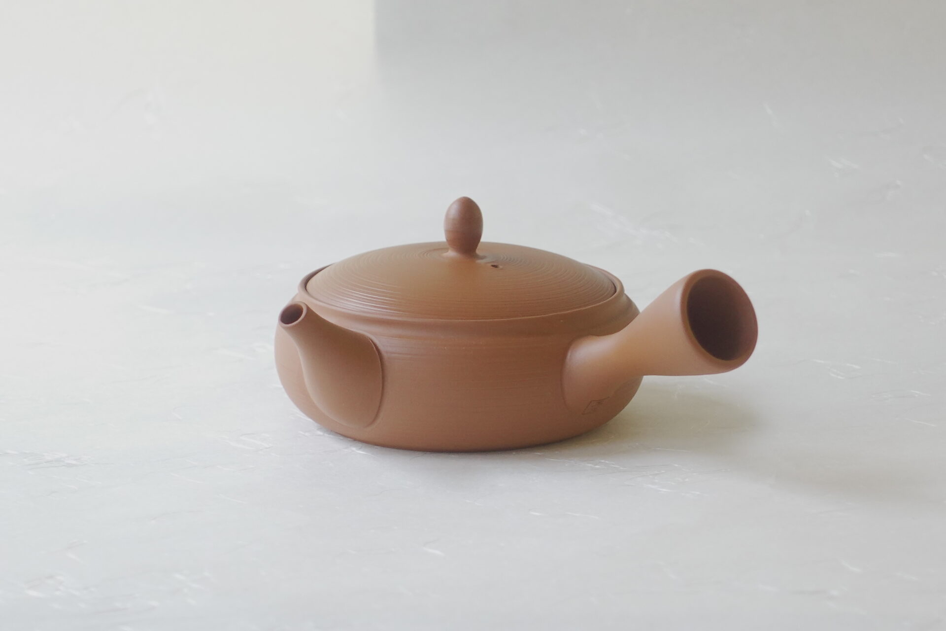 陶器 常滑焼 伝統工芸士 究極 平型 急須 朱泥 お茶をまろやか よりおいしく お茶の味を引き出す 甘み 旨味 一人用 手づくり 熟練 職人技 洗いやすい 清潔 衛生的 液だれしにくい 丸み やわらかい雰囲気 機能的 飽きが来ない 永く使える 逸品 美濃焼 鉄瓶 陶器 漆 漆器 有田焼 金継ぎ 焼き物 食器 陶磁器 伝統工芸品 茶碗 工芸品 九谷焼 南部鉄器 陶芸 陶器市 岐阜 焼き物 磁器 瀬戸物 岐阜県 岐阜市 美殿町６−番地 小林漆陶 漆塗り器 織部焼 小林漆器 箸 金継ぎ お香 食器 茶道具 陶器 美濃焼専門店 お皿 ceramics ih pottery うつわ うつわ屋 お皿屋さん お茶 お茶碗 お箸 かまど この辺に陶器屋さんってあります とうきいち やきもの ガラス工房 ギフト　ギフトショップ マグカップ モダン焼物 レンジできる陶器 切子 南部鉄器 どこ　岐阜市南部鉄器販売店 南部鉄器購入 岐阜県器屋 土鍋 岐阜小洒落たお皿 お椀が出る店 器 塗り物 漆塗り 陶器屋さん 食器屋さん お椀 ひのき 岐阜城周辺茶道具 販売陶器 販売陶器屋さん 陶器店 漆器店 岐阜有名な器屋さん 岐阜県食器売ってるところ 岐阜駅 陶器工芸品店 徳利 売ってる店 急須販売 扇子 抹茶 掛け軸 修復 日本陶瓷 漆器 木の食器 樺細工 江戸切子 食器 漆の器 漆器 うるし 漆器店 漆塗 漆椀 火鉢 灰 美殿町商店街 美濃焼ショップ 岐阜市 湯呑み お店 付近 美濃焼き専門店 美濃焼販売 花瓶 茶器 オンライン輪島塗 なつめ 店近くのガラス屋さん 近くの陶器屋さん 酒器 ガラス 金継ぎ依頼 岐阜鉄器鉄瓶 取扱店 Japanese 陶器 修理 陶器専門店 陶器小売店 岐阜陶器屋 陶器店 陶磁器 陶磁器専門店 陶芸家 おすすめ お店 岐阜食洗機対応 漆椀 Gifu JapanesetablewareJapanesecrafts Japaneseceramics Japanesepottery Handcrafted TraditionalCrafts Japaneseculture Traditionalart Japaneseteautensils TeaCeremony Japaneselacquerware インテリア 一輪挿し 入れ物 陶芸 陶芸皿 陶器いろいろ 陶器店 絵皿 絵柄 オンラインショップ 置物 おひつ オーブントースター 置物スタイリッシュ お皿 オブジェ 置物かわいい お皿陶磁器 お椀陶器 陶器欠損補修 花瓶 貫入 傘立て 陶器花 カップ 花 陶磁器 陶器金継ぎ キャニスター 器 急須 京都 金彩 九州 急須 陶芸食器 コーヒーカップ コップ 小物入れ 皿 ごはん鍋 食洗機 修理 食器 修理金継ぎ 陶器販売 瀬戸物 染付 タンブラー 耐熱陶器 茶碗 近くの陶器店 通販 土物 通販 手作り陶器 陶磁器 鍋