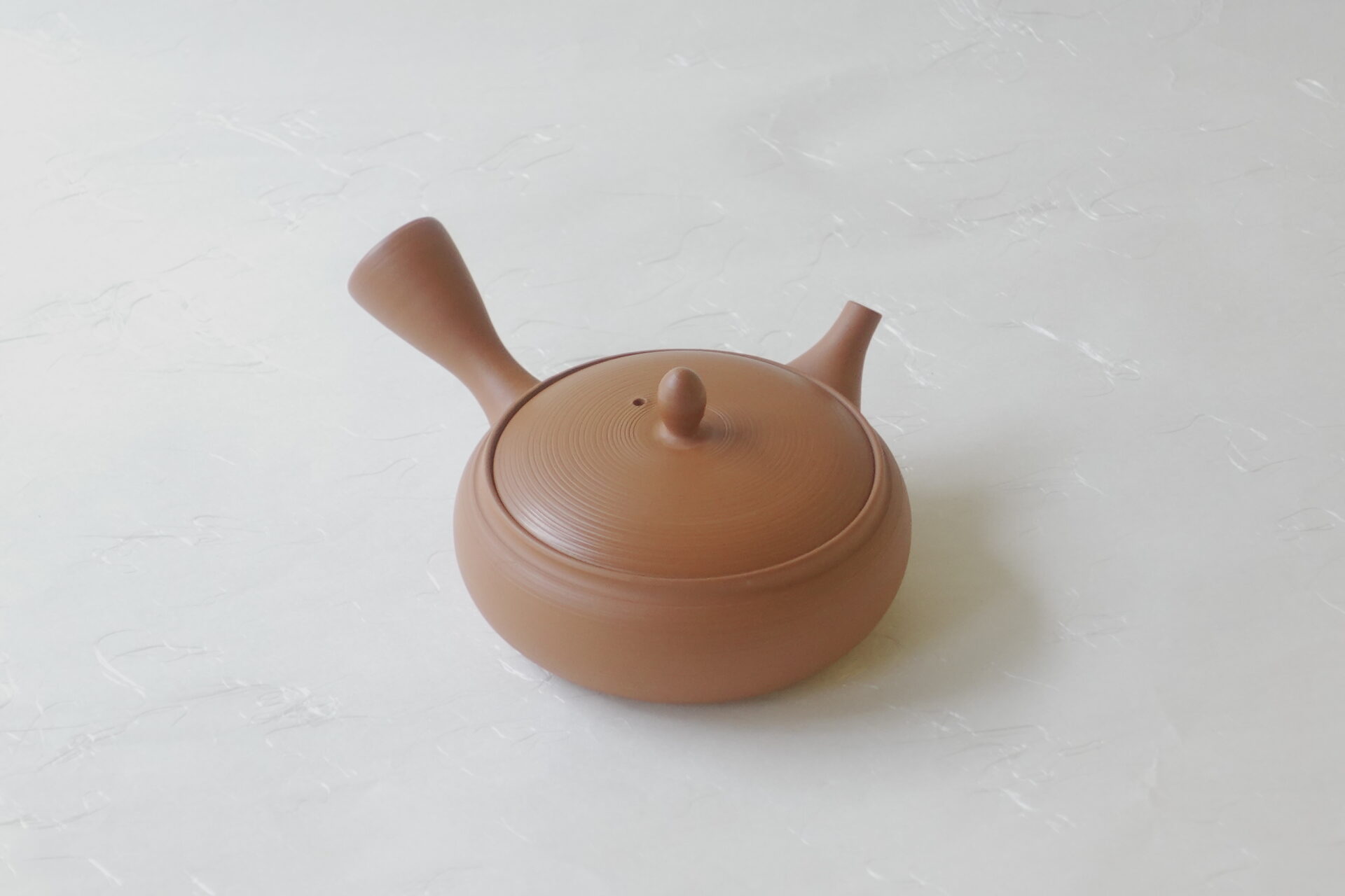 陶器 常滑焼 伝統工芸士 究極 平型 急須 朱泥 お茶をまろやか よりおいしく お茶の味を引き出す 甘み 旨味 一人用 手づくり 熟練 職人技 洗いやすい 清潔 衛生的 液だれしにくい 丸み やわらかい雰囲気 機能的 飽きが来ない 永く使える 逸品 美濃焼 鉄瓶 陶器 漆 漆器 有田焼 金継ぎ 焼き物 食器 陶磁器 伝統工芸品 茶碗 工芸品 九谷焼 南部鉄器 陶芸 陶器市 岐阜 焼き物 磁器 瀬戸物 岐阜県 岐阜市 美殿町６−番地 小林漆陶 漆塗り器 織部焼 小林漆器 箸 金継ぎ お香 食器 茶道具 陶器 美濃焼専門店 お皿 ceramics ih pottery うつわ うつわ屋 お皿屋さん お茶 お茶碗 お箸 かまど この辺に陶器屋さんってあります とうきいち やきもの ガラス工房 ギフト　ギフトショップ マグカップ モダン焼物 レンジできる陶器 切子 南部鉄器 どこ　岐阜市南部鉄器販売店 南部鉄器購入 岐阜県器屋 土鍋 岐阜小洒落たお皿 お椀が出る店 器 塗り物 漆塗り 陶器屋さん 食器屋さん お椀 ひのき 岐阜城周辺茶道具 販売陶器 販売陶器屋さん 陶器店 漆器店 岐阜有名な器屋さん 岐阜県食器売ってるところ 岐阜駅 陶器工芸品店 徳利 売ってる店 急須販売 扇子 抹茶 掛け軸 修復 日本陶瓷 漆器 木の食器 樺細工 江戸切子 食器 漆の器 漆器 うるし 漆器店 漆塗 漆椀 火鉢 灰 美殿町商店街 美濃焼ショップ 岐阜市 湯呑み お店 付近 美濃焼き専門店 美濃焼販売 花瓶 茶器 オンライン輪島塗 なつめ 店近くのガラス屋さん 近くの陶器屋さん 酒器 ガラス 金継ぎ依頼 岐阜鉄器鉄瓶 取扱店 Japanese 陶器 修理 陶器専門店 陶器小売店 岐阜陶器屋 陶器店 陶磁器 陶磁器専門店 陶芸家 おすすめ お店 岐阜食洗機対応 漆椀 Gifu JapanesetablewareJapanesecrafts Japaneseceramics Japanesepottery Handcrafted TraditionalCrafts Japaneseculture Traditionalart Japaneseteautensils TeaCeremony Japaneselacquerware インテリア 一輪挿し 入れ物 陶芸 陶芸皿 陶器いろいろ 陶器店 絵皿 絵柄 オンラインショップ 置物 おひつ オーブントースター 置物スタイリッシュ お皿 オブジェ 置物かわいい お皿陶磁器 お椀陶器 陶器欠損補修 花瓶 貫入 傘立て 陶器花 カップ 花 陶磁器 陶器金継ぎ キャニスター 器 急須 京都 金彩 九州 急須 陶芸食器 コーヒーカップ コップ 小物入れ 皿 ごはん鍋 食洗機 修理 食器 修理金継ぎ 陶器販売 瀬戸物 染付 タンブラー 耐熱陶器 茶碗 近くの陶器店 通販 土物 通販 手作り陶器 陶磁器 鍋