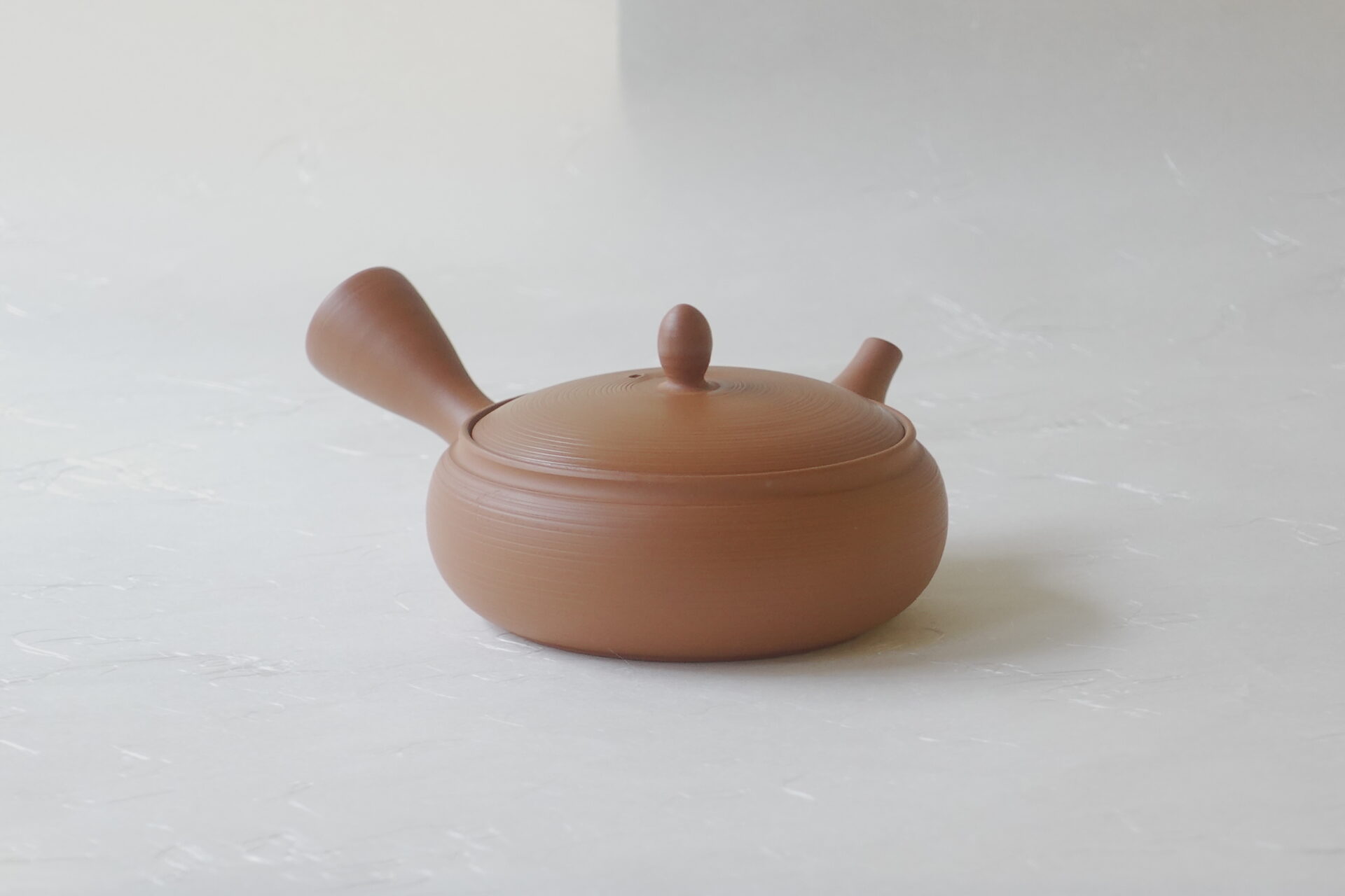 陶器 常滑焼 伝統工芸士 究極 平型 急須 朱泥 お茶をまろやか よりおいしく お茶の味を引き出す 甘み 旨味 一人用 手づくり 熟練 職人技 洗いやすい 清潔 衛生的 液だれしにくい 丸み やわらかい雰囲気 機能的 飽きが来ない 永く使える 逸品 美濃焼 鉄瓶 陶器 漆 漆器 有田焼 金継ぎ 焼き物 食器 陶磁器 伝統工芸品 茶碗 工芸品 九谷焼 南部鉄器 陶芸 陶器市 岐阜 焼き物 磁器 瀬戸物 岐阜県 岐阜市 美殿町６−番地 小林漆陶 漆塗り器 織部焼 小林漆器 箸 金継ぎ お香 食器 茶道具 陶器 美濃焼専門店 お皿 ceramics ih pottery うつわ うつわ屋 お皿屋さん お茶 お茶碗 お箸 かまど この辺に陶器屋さんってあります とうきいち やきもの ガラス工房 ギフト　ギフトショップ マグカップ モダン焼物 レンジできる陶器 切子 南部鉄器 どこ　岐阜市南部鉄器販売店 南部鉄器購入 岐阜県器屋 土鍋 岐阜小洒落たお皿 お椀が出る店 器 塗り物 漆塗り 陶器屋さん 食器屋さん お椀 ひのき 岐阜城周辺茶道具 販売陶器 販売陶器屋さん 陶器店 漆器店 岐阜有名な器屋さん 岐阜県食器売ってるところ 岐阜駅 陶器工芸品店 徳利 売ってる店 急須販売 扇子 抹茶 掛け軸 修復 日本陶瓷 漆器 木の食器 樺細工 江戸切子 食器 漆の器 漆器 うるし 漆器店 漆塗 漆椀 火鉢 灰 美殿町商店街 美濃焼ショップ 岐阜市 湯呑み お店 付近 美濃焼き専門店 美濃焼販売 花瓶 茶器 オンライン輪島塗 なつめ 店近くのガラス屋さん 近くの陶器屋さん 酒器 ガラス 金継ぎ依頼 岐阜鉄器鉄瓶 取扱店 Japanese 陶器 修理 陶器専門店 陶器小売店 岐阜陶器屋 陶器店 陶磁器 陶磁器専門店 陶芸家 おすすめ お店 岐阜食洗機対応 漆椀 Gifu JapanesetablewareJapanesecrafts Japaneseceramics Japanesepottery Handcrafted TraditionalCrafts Japaneseculture Traditionalart Japaneseteautensils TeaCeremony Japaneselacquerware インテリア 一輪挿し 入れ物 陶芸 陶芸皿 陶器いろいろ 陶器店 絵皿 絵柄 オンラインショップ 置物 おひつ オーブントースター 置物スタイリッシュ お皿 オブジェ 置物かわいい お皿陶磁器 お椀陶器 陶器欠損補修 花瓶 貫入 傘立て 陶器花 カップ 花 陶磁器 陶器金継ぎ キャニスター 器 急須 京都 金彩 九州 急須 陶芸食器 コーヒーカップ コップ 小物入れ 皿 ごはん鍋 食洗機 修理 食器 修理金継ぎ 陶器販売 瀬戸物 染付 タンブラー 耐熱陶器 茶碗 近くの陶器店 通販 土物 通販 手作り陶器 陶磁器 鍋