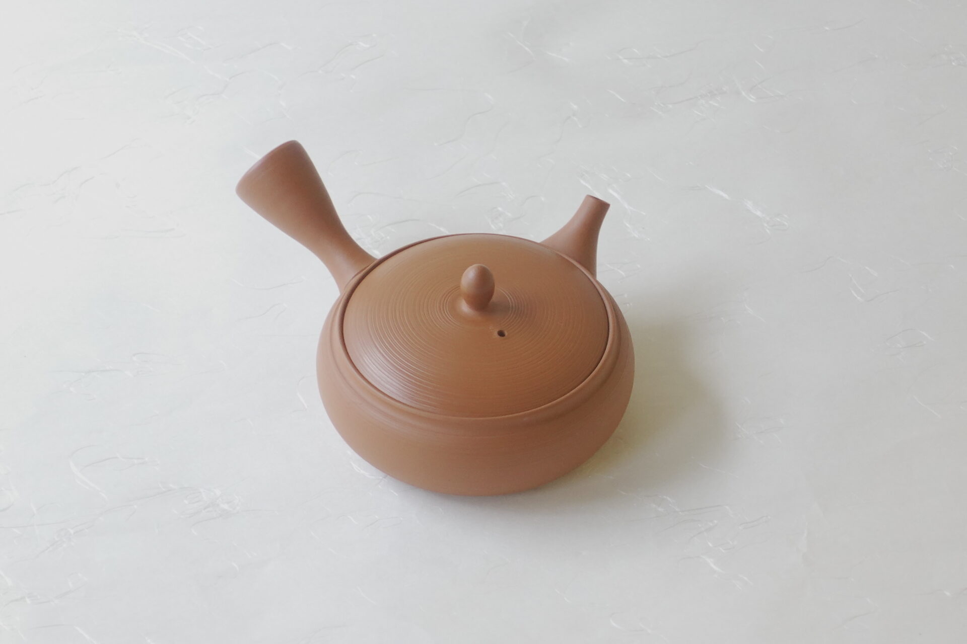 陶器 常滑焼 伝統工芸士 究極 平型 急須 朱泥 お茶をまろやか よりおいしく お茶の味を引き出す 甘み 旨味 一人用 手づくり 熟練 職人技 洗いやすい 清潔 衛生的 液だれしにくい 丸み やわらかい雰囲気 機能的 飽きが来ない 永く使える 逸品 美濃焼 鉄瓶 陶器 漆 漆器 有田焼 金継ぎ 焼き物 食器 陶磁器 伝統工芸品 茶碗 工芸品 九谷焼 南部鉄器 陶芸 陶器市 岐阜 焼き物 磁器 瀬戸物 岐阜県 岐阜市 美殿町６−番地 小林漆陶 漆塗り器 織部焼 小林漆器 箸 金継ぎ お香 食器 茶道具 陶器 美濃焼専門店 お皿 ceramics ih pottery うつわ うつわ屋 お皿屋さん お茶 お茶碗 お箸 かまど この辺に陶器屋さんってあります とうきいち やきもの ガラス工房 ギフト　ギフトショップ マグカップ モダン焼物 レンジできる陶器 切子 南部鉄器 どこ　岐阜市南部鉄器販売店 南部鉄器購入 岐阜県器屋 土鍋 岐阜小洒落たお皿 お椀が出る店 器 塗り物 漆塗り 陶器屋さん 食器屋さん お椀 ひのき 岐阜城周辺茶道具 販売陶器 販売陶器屋さん 陶器店 漆器店 岐阜有名な器屋さん 岐阜県食器売ってるところ 岐阜駅 陶器工芸品店 徳利 売ってる店 急須販売 扇子 抹茶 掛け軸 修復 日本陶瓷 漆器 木の食器 樺細工 江戸切子 食器 漆の器 漆器 うるし 漆器店 漆塗 漆椀 火鉢 灰 美殿町商店街 美濃焼ショップ 岐阜市 湯呑み お店 付近 美濃焼き専門店 美濃焼販売 花瓶 茶器 オンライン輪島塗 なつめ 店近くのガラス屋さん 近くの陶器屋さん 酒器 ガラス 金継ぎ依頼 岐阜鉄器鉄瓶 取扱店 Japanese 陶器 修理 陶器専門店 陶器小売店 岐阜陶器屋 陶器店 陶磁器 陶磁器専門店 陶芸家 おすすめ お店 岐阜食洗機対応 漆椀 Gifu JapanesetablewareJapanesecrafts Japaneseceramics Japanesepottery Handcrafted TraditionalCrafts Japaneseculture Traditionalart Japaneseteautensils TeaCeremony Japaneselacquerware インテリア 一輪挿し 入れ物 陶芸 陶芸皿 陶器いろいろ 陶器店 絵皿 絵柄 オンラインショップ 置物 おひつ オーブントースター 置物スタイリッシュ お皿 オブジェ 置物かわいい お皿陶磁器 お椀陶器 陶器欠損補修 花瓶 貫入 傘立て 陶器花 カップ 花 陶磁器 陶器金継ぎ キャニスター 器 急須 京都 金彩 九州 急須 陶芸食器 コーヒーカップ コップ 小物入れ 皿 ごはん鍋 食洗機 修理 食器 修理金継ぎ 陶器販売 瀬戸物 染付 タンブラー 耐熱陶器 茶碗 近くの陶器店 通販 土物 通販 手作り陶器 陶磁器 鍋