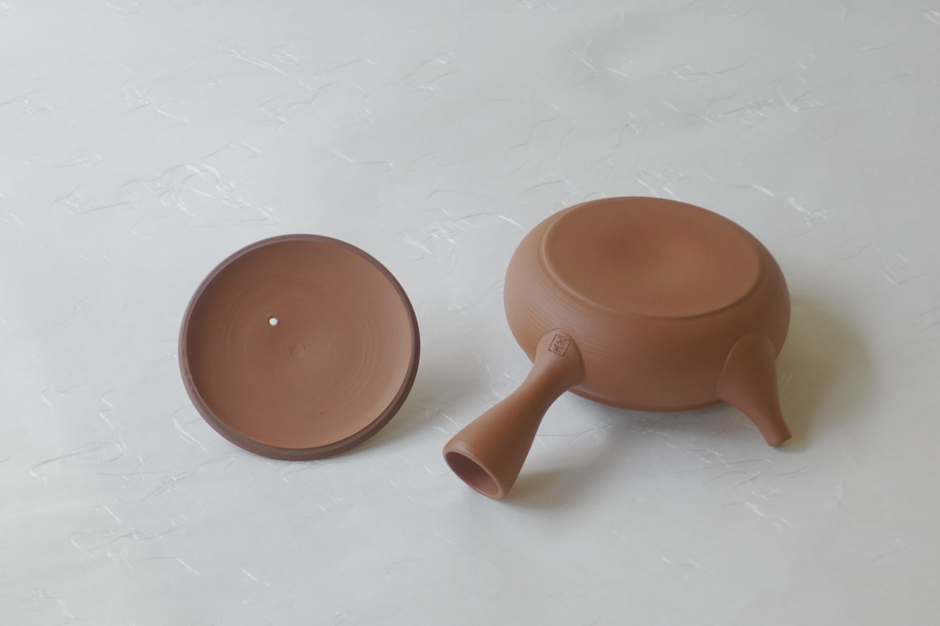 陶器 常滑焼 伝統工芸士 究極 平型 急須 朱泥 お茶をまろやか よりおいしく お茶の味を引き出す 甘み 旨味 一人用 手づくり 熟練 職人技 洗いやすい 清潔 衛生的 液だれしにくい 丸み やわらかい雰囲気 機能的 飽きが来ない 永く使える 逸品 美濃焼 鉄瓶 陶器 漆 漆器 有田焼 金継ぎ 焼き物 食器 陶磁器 伝統工芸品 茶碗 工芸品 九谷焼 南部鉄器 陶芸 陶器市 岐阜 焼き物 磁器 瀬戸物 岐阜県 岐阜市 美殿町６−番地 小林漆陶 漆塗り器 織部焼 小林漆器 箸 金継ぎ お香 食器 茶道具 陶器 美濃焼専門店 お皿 ceramics ih pottery うつわ うつわ屋 お皿屋さん お茶 お茶碗 お箸 かまど この辺に陶器屋さんってあります とうきいち やきもの ガラス工房 ギフト　ギフトショップ マグカップ モダン焼物 レンジできる陶器 切子 南部鉄器 どこ　岐阜市南部鉄器販売店 南部鉄器購入 岐阜県器屋 土鍋 岐阜小洒落たお皿 お椀が出る店 器 塗り物 漆塗り 陶器屋さん 食器屋さん お椀 ひのき 岐阜城周辺茶道具 販売陶器 販売陶器屋さん 陶器店 漆器店 岐阜有名な器屋さん 岐阜県食器売ってるところ 岐阜駅 陶器工芸品店 徳利 売ってる店 急須販売 扇子 抹茶 掛け軸 修復 日本陶瓷 漆器 木の食器 樺細工 江戸切子 食器 漆の器 漆器 うるし 漆器店 漆塗 漆椀 火鉢 灰 美殿町商店街 美濃焼ショップ 岐阜市 湯呑み お店 付近 美濃焼き専門店 美濃焼販売 花瓶 茶器 オンライン輪島塗 なつめ 店近くのガラス屋さん 近くの陶器屋さん 酒器 ガラス 金継ぎ依頼 岐阜鉄器鉄瓶 取扱店 Japanese 陶器 修理 陶器専門店 陶器小売店 岐阜陶器屋 陶器店 陶磁器 陶磁器専門店 陶芸家 おすすめ お店 岐阜食洗機対応 漆椀 Gifu JapanesetablewareJapanesecrafts Japaneseceramics Japanesepottery Handcrafted TraditionalCrafts Japaneseculture Traditionalart Japaneseteautensils TeaCeremony Japaneselacquerware インテリア 一輪挿し 入れ物 陶芸 陶芸皿 陶器いろいろ 陶器店 絵皿 絵柄 オンラインショップ 置物 おひつ オーブントースター 置物スタイリッシュ お皿 オブジェ 置物かわいい お皿陶磁器 お椀陶器 陶器欠損補修 花瓶 貫入 傘立て 陶器花 カップ 花 陶磁器 陶器金継ぎ キャニスター 器 急須 京都 金彩 九州 急須 陶芸食器 コーヒーカップ コップ 小物入れ 皿 ごはん鍋 食洗機 修理 食器 修理金継ぎ 陶器販売 瀬戸物 染付 タンブラー 耐熱陶器 茶碗 近くの陶器店 通販 土物 通販 手作り陶器 陶磁器 鍋