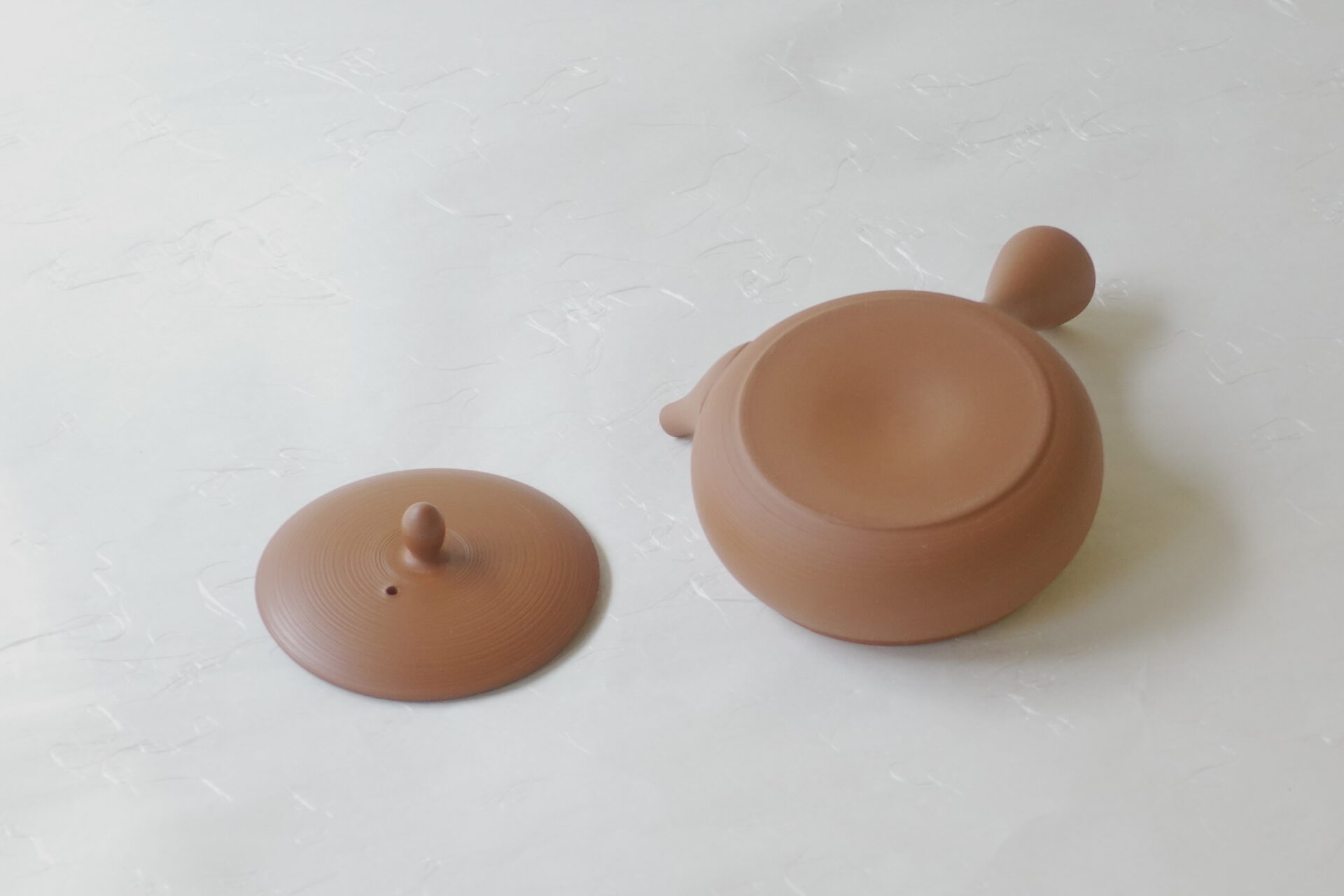 陶器 常滑焼 伝統工芸士 究極 平型 急須 朱泥 お茶をまろやか よりおいしく お茶の味を引き出す 甘み 旨味 一人用 手づくり 熟練 職人技 洗いやすい 清潔 衛生的 液だれしにくい 丸み やわらかい雰囲気 機能的 飽きが来ない 永く使える 逸品 美濃焼 鉄瓶 陶器 漆 漆器 有田焼 金継ぎ 焼き物 食器 陶磁器 伝統工芸品 茶碗 工芸品 九谷焼 南部鉄器 陶芸 陶器市 岐阜 焼き物 磁器 瀬戸物 岐阜県 岐阜市 美殿町６−番地 小林漆陶 漆塗り器 織部焼 小林漆器 箸 金継ぎ お香 食器 茶道具 陶器 美濃焼専門店 お皿 ceramics ih pottery うつわ うつわ屋 お皿屋さん お茶 お茶碗 お箸 かまど この辺に陶器屋さんってあります とうきいち やきもの ガラス工房 ギフト　ギフトショップ マグカップ モダン焼物 レンジできる陶器 切子 南部鉄器 どこ　岐阜市南部鉄器販売店 南部鉄器購入 岐阜県器屋 土鍋 岐阜小洒落たお皿 お椀が出る店 器 塗り物 漆塗り 陶器屋さん 食器屋さん お椀 ひのき 岐阜城周辺茶道具 販売陶器 販売陶器屋さん 陶器店 漆器店 岐阜有名な器屋さん 岐阜県食器売ってるところ 岐阜駅 陶器工芸品店 徳利 売ってる店 急須販売 扇子 抹茶 掛け軸 修復 日本陶瓷 漆器 木の食器 樺細工 江戸切子 食器 漆の器 漆器 うるし 漆器店 漆塗 漆椀 火鉢 灰 美殿町商店街 美濃焼ショップ 岐阜市 湯呑み お店 付近 美濃焼き専門店 美濃焼販売 花瓶 茶器 オンライン輪島塗 なつめ 店近くのガラス屋さん 近くの陶器屋さん 酒器 ガラス 金継ぎ依頼 岐阜鉄器鉄瓶 取扱店 Japanese 陶器 修理 陶器専門店 陶器小売店 岐阜陶器屋 陶器店 陶磁器 陶磁器専門店 陶芸家 おすすめ お店 岐阜食洗機対応 漆椀 Gifu JapanesetablewareJapanesecrafts Japaneseceramics Japanesepottery Handcrafted TraditionalCrafts Japaneseculture Traditionalart Japaneseteautensils TeaCeremony Japaneselacquerware インテリア 一輪挿し 入れ物 陶芸 陶芸皿 陶器いろいろ 陶器店 絵皿 絵柄 オンラインショップ 置物 おひつ オーブントースター 置物スタイリッシュ お皿 オブジェ 置物かわいい お皿陶磁器 お椀陶器 陶器欠損補修 花瓶 貫入 傘立て 陶器花 カップ 花 陶磁器 陶器金継ぎ キャニスター 器 急須 京都 金彩 九州 急須 陶芸食器 コーヒーカップ コップ 小物入れ 皿 ごはん鍋 食洗機 修理 食器 修理金継ぎ 陶器販売 瀬戸物 染付 タンブラー 耐熱陶器 茶碗 近くの陶器店 通販 土物 通販 手作り陶器 陶磁器 鍋