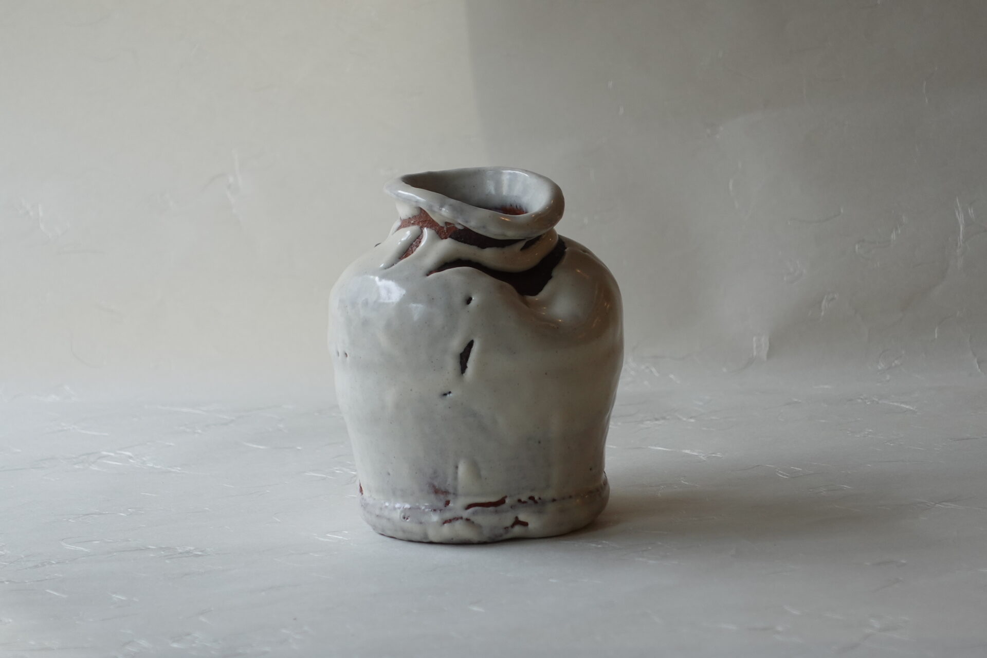 茶道 茶の湯 茶道具 萩焼 原節夫 掛け花入れ すいはつ 小ぶり うずくまる 大胆 力強い 大ぶり 丸み ろくろ目 艶深い ぽってり 荒々しい 花を引き立ててくれる 花が活けやすい 季節 侘び茶 寂び 美濃焼 鉄瓶 陶器 漆 漆器 有田焼 金継ぎ 焼き物 食器 陶磁器 伝統工芸品 茶碗 工芸品 九谷焼 南部鉄器 陶芸 陶器市 岐阜 焼き物 磁器 瀬戸物 岐阜県 岐阜市 美殿町６−番地 小林漆陶 漆塗り器 織部焼 小林漆器 箸 金継ぎ お香 食器 茶道具 陶器 美濃焼専門店 お皿 ceramics ih pottery うつわ うつわ屋 お皿屋さん お茶 お茶碗 お箸 かまど この辺に陶器屋さんってあります とうきいち やきもの ガラス工房 ギフト　ギフトショップ マグカップ モダン焼物 レンジできる陶器 切子 南部鉄器 どこ　岐阜市南部鉄器販売店 南部鉄器購入 岐阜県器屋 土鍋 岐阜小洒落たお皿 お椀が出る店 器 塗り物 漆塗り 陶器屋さん 食器屋さん お椀 ひのき 岐阜城周辺茶道具 販売陶器 販売陶器屋さん 陶器店 漆器店 岐阜有名な器屋さん 岐阜県食器売ってるところ 岐阜駅 陶器工芸品店 徳利 売ってる店 急須販売 扇子 抹茶 掛け軸 修復 日本陶瓷 漆器 木の食器 樺細工 江戸切子 食器 漆の器 漆器 うるし 漆器店 漆塗 漆椀 火鉢 灰 美殿町商店街 美濃焼ショップ 岐阜市 湯呑み お店 付近 美濃焼き専門店 美濃焼販売 花瓶 茶器 オンライン輪島塗 なつめ 店近くのガラス屋さん 近くの陶器屋さん 酒器 ガラス 金継ぎ依頼 岐阜鉄器鉄瓶 取扱店 Japanese 陶器 修理 陶器専門店 陶器小売店 岐阜陶器屋 陶器店 陶磁器 陶磁器専門店 陶芸家 おすすめ お店 岐阜食洗機対応 漆椀 Gifu JapanesetablewareJapanesecrafts Japaneseceramics Japanesepottery Handcrafted TraditionalCrafts Japaneseculture Traditionalart Japaneseteautensils TeaCeremony Japaneselacquerware 棗 お茶道具セット 近くの茶道具店 荒目板 茶道具の扱い方 一閑茶張り 茶道具一式 糸巻棚 裏千家入門セット 薄板 歌花筒 茶道具通販 裏千家 円座 干支扇子 オンラインショップ 茶道具オンライン 茶道稽古セット 表千家茶道具 お抹茶セット 釜 かいし 懐紙 菓子器 懐紙入れ 皆具 官休庵 黒文字 桑小卓 黒茶碗 黒柿 建水 結界 携帯用茶道具 稽古用茶道具 香合 香炉 茶通箱 初心者セット 仕覆 茶道具収納箱 敷板 杓立て すいはつ 数寄屋袋 透木釜 数茶碗 炭斗 水滴 すいはつ 茶道具専門店