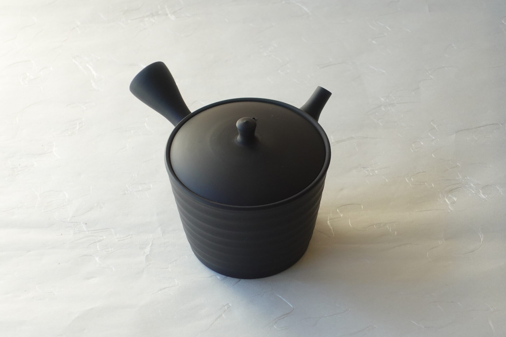 陶器 常滑焼 手づくり 急須 お茶の味をまろやかにする 黒泥 ろくろ成形 シンプル ろくろ目 手づくり 洗いやすい 清潔 衛生的 熟練の職人技 実用的 使いやすい 機能的 永く使える 逸品 美濃焼 鉄瓶 陶器 漆 漆器 有田焼 金継ぎ 焼き物 食器 陶磁器 伝統工芸品 茶碗 工芸品 九谷焼 南部鉄器 陶芸 陶器市 岐阜 焼き物 磁器 瀬戸物 岐阜県 岐阜市 美殿町６−番地 小林漆陶 漆塗り器 織部焼 小林漆器 箸 金継ぎ お香 食器 茶道具 陶器 美濃焼専門店 お皿 ceramics ih pottery うつわ うつわ屋 お皿屋さん お茶 お茶碗 お箸 かまど この辺に陶器屋さんってあります とうきいち やきもの ガラス工房 ギフト　ギフトショップ マグカップ モダン焼物 レンジできる陶器 切子 南部鉄器 どこ　岐阜市南部鉄器販売店 南部鉄器購入 岐阜県器屋 土鍋 岐阜小洒落たお皿 お椀が出る店 器 塗り物 漆塗り 陶器屋さん 食器屋さん お椀 ひのき 岐阜城周辺茶道具 販売陶器 販売陶器屋さん 陶器店 漆器店 岐阜有名な器屋さん 岐阜県食器売ってるところ 岐阜駅 陶器工芸品店 徳利 売ってる店 急須販売 扇子 抹茶 掛け軸 修復 日本陶瓷 漆器 木の食器 樺細工 江戸切子 食器 漆の器 漆器 うるし 漆器店 漆塗 漆椀 火鉢 灰 美殿町商店街 美濃焼ショップ 岐阜市 湯呑み お店 付近 美濃焼き専門店 美濃焼販売 花瓶 茶器 オンライン輪島塗 なつめ 店近くのガラス屋さん 近くの陶器屋さん 酒器 ガラス 金継ぎ依頼 岐阜鉄器鉄瓶 取扱店 Japanese 陶器 修理 陶器専門店 陶器小売店 岐阜陶器屋 陶器店 陶磁器 陶磁器専門店 陶芸家 おすすめ お店 岐阜食洗機対応 漆椀 Gifu JapanesetablewareJapanesecrafts Japaneseceramics Japanesepottery Handcrafted TraditionalCrafts Japaneseculture Traditionalart Japaneseteautensils TeaCeremony Japaneselacquerware インテリア 一輪挿し 入れ物 陶芸 陶芸皿 陶器いろいろ 陶器店 絵皿 絵柄 オンラインショップ 置物 おひつ オーブントースター 置物スタイリッシュ お皿 オブジェ 置物かわいい お皿陶磁器 お椀陶器 陶器欠損補修 花瓶 貫入 傘立て 陶器花 カップ 花 陶磁器 陶器金継ぎ キャニスター 器 急須 京都 金彩 九州 急須 陶芸食器 コーヒーカップ コップ 小物入れ 皿 ごはん鍋 食洗機 修理 食器 修理金継ぎ 陶器販売 瀬戸物 染付 タンブラー 耐熱陶器 茶碗 近くの陶器店 通販 土物 通販 手作り陶器 陶磁器 鍋