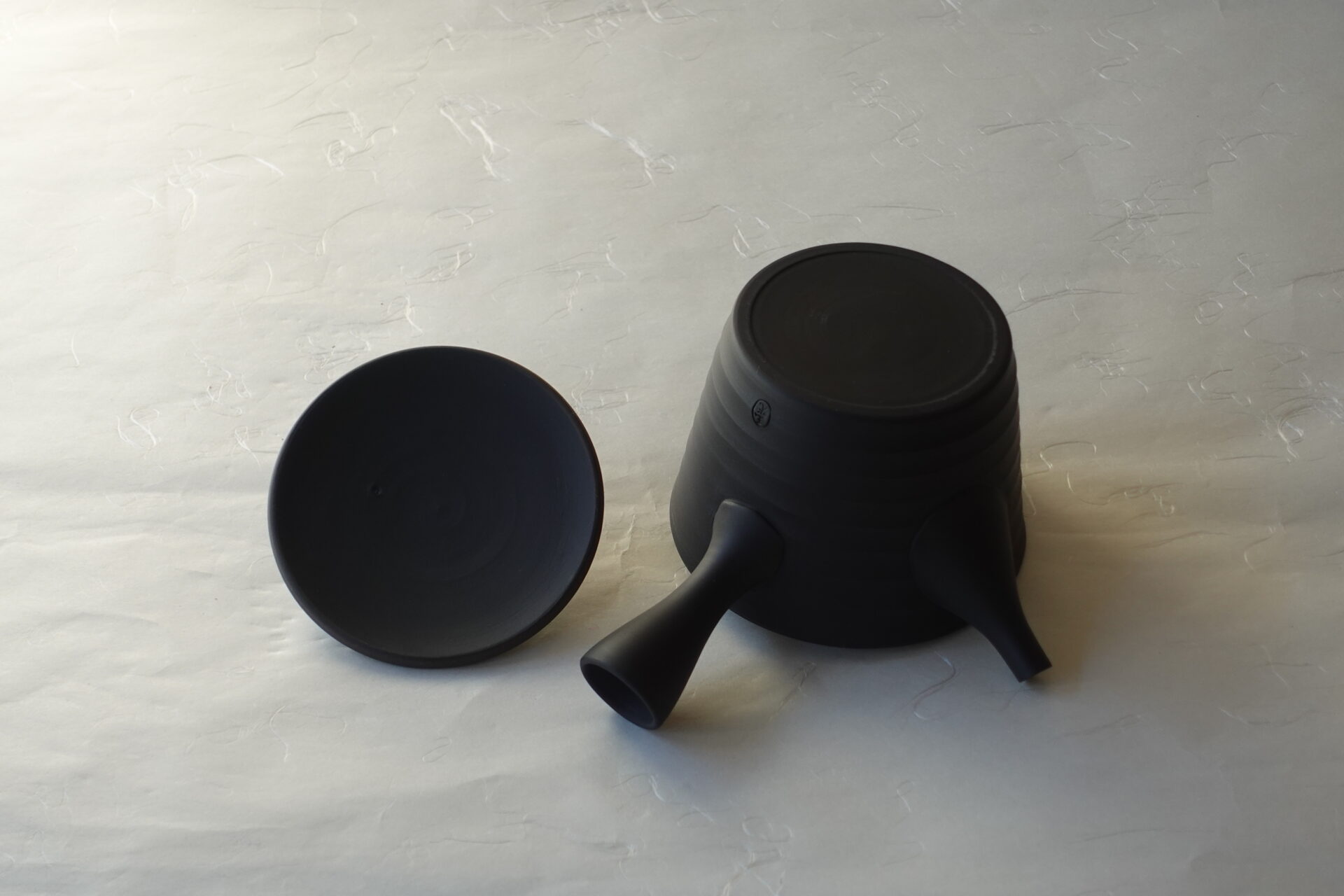 陶器 常滑焼 手づくり 急須 お茶の味をまろやかにする 黒泥 ろくろ成形 シンプル ろくろ目 手づくり 洗いやすい 清潔 衛生的 熟練の職人技 実用的 使いやすい 機能的 永く使える 逸品 美濃焼 鉄瓶 陶器 漆 漆器 有田焼 金継ぎ 焼き物 食器 陶磁器 伝統工芸品 茶碗 工芸品 九谷焼 南部鉄器 陶芸 陶器市 岐阜 焼き物 磁器 瀬戸物 岐阜県 岐阜市 美殿町６−番地 小林漆陶 漆塗り器 織部焼 小林漆器 箸 金継ぎ お香 食器 茶道具 陶器 美濃焼専門店 お皿 ceramics ih pottery うつわ うつわ屋 お皿屋さん お茶 お茶碗 お箸 かまど この辺に陶器屋さんってあります とうきいち やきもの ガラス工房 ギフト　ギフトショップ マグカップ モダン焼物 レンジできる陶器 切子 南部鉄器 どこ　岐阜市南部鉄器販売店 南部鉄器購入 岐阜県器屋 土鍋 岐阜小洒落たお皿 お椀が出る店 器 塗り物 漆塗り 陶器屋さん 食器屋さん お椀 ひのき 岐阜城周辺茶道具 販売陶器 販売陶器屋さん 陶器店 漆器店 岐阜有名な器屋さん 岐阜県食器売ってるところ 岐阜駅 陶器工芸品店 徳利 売ってる店 急須販売 扇子 抹茶 掛け軸 修復 日本陶瓷 漆器 木の食器 樺細工 江戸切子 食器 漆の器 漆器 うるし 漆器店 漆塗 漆椀 火鉢 灰 美殿町商店街 美濃焼ショップ 岐阜市 湯呑み お店 付近 美濃焼き専門店 美濃焼販売 花瓶 茶器 オンライン輪島塗 なつめ 店近くのガラス屋さん 近くの陶器屋さん 酒器 ガラス 金継ぎ依頼 岐阜鉄器鉄瓶 取扱店 Japanese 陶器 修理 陶器専門店 陶器小売店 岐阜陶器屋 陶器店 陶磁器 陶磁器専門店 陶芸家 おすすめ お店 岐阜食洗機対応 漆椀 Gifu JapanesetablewareJapanesecrafts Japaneseceramics Japanesepottery Handcrafted TraditionalCrafts Japaneseculture Traditionalart Japaneseteautensils TeaCeremony Japaneselacquerware インテリア 一輪挿し 入れ物 陶芸 陶芸皿 陶器いろいろ 陶器店 絵皿 絵柄 オンラインショップ 置物 おひつ オーブントースター 置物スタイリッシュ お皿 オブジェ 置物かわいい お皿陶磁器 お椀陶器 陶器欠損補修 花瓶 貫入 傘立て 陶器花 カップ 花 陶磁器 陶器金継ぎ キャニスター 器 急須 京都 金彩 九州 急須 陶芸食器 コーヒーカップ コップ 小物入れ 皿 ごはん鍋 食洗機 修理 食器 修理金継ぎ 陶器販売 瀬戸物 染付 タンブラー 耐熱陶器 茶碗 近くの陶器店 通販 土物 通販 手作り陶器 陶磁器 鍋