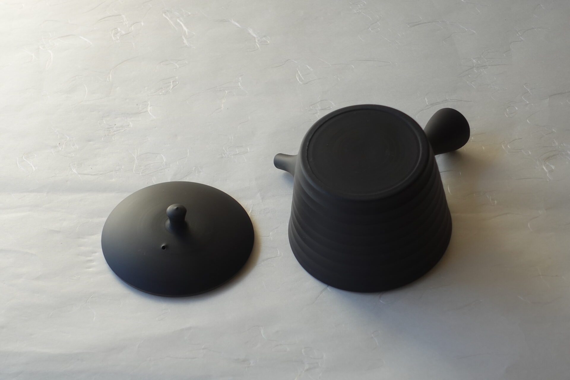 陶器 常滑焼 手づくり 急須 お茶の味をまろやかにする 黒泥 ろくろ成形 シンプル ろくろ目 手づくり 洗いやすい 清潔 衛生的 熟練の職人技 実用的 使いやすい 機能的 永く使える 逸品 美濃焼 鉄瓶 陶器 漆 漆器 有田焼 金継ぎ 焼き物 食器 陶磁器 伝統工芸品 茶碗 工芸品 九谷焼 南部鉄器 陶芸 陶器市 岐阜 焼き物 磁器 瀬戸物 岐阜県 岐阜市 美殿町６−番地 小林漆陶 漆塗り器 織部焼 小林漆器 箸 金継ぎ お香 食器 茶道具 陶器 美濃焼専門店 お皿 ceramics ih pottery うつわ うつわ屋 お皿屋さん お茶 お茶碗 お箸 かまど この辺に陶器屋さんってあります とうきいち やきもの ガラス工房 ギフト　ギフトショップ マグカップ モダン焼物 レンジできる陶器 切子 南部鉄器 どこ　岐阜市南部鉄器販売店 南部鉄器購入 岐阜県器屋 土鍋 岐阜小洒落たお皿 お椀が出る店 器 塗り物 漆塗り 陶器屋さん 食器屋さん お椀 ひのき 岐阜城周辺茶道具 販売陶器 販売陶器屋さん 陶器店 漆器店 岐阜有名な器屋さん 岐阜県食器売ってるところ 岐阜駅 陶器工芸品店 徳利 売ってる店 急須販売 扇子 抹茶 掛け軸 修復 日本陶瓷 漆器 木の食器 樺細工 江戸切子 食器 漆の器 漆器 うるし 漆器店 漆塗 漆椀 火鉢 灰 美殿町商店街 美濃焼ショップ 岐阜市 湯呑み お店 付近 美濃焼き専門店 美濃焼販売 花瓶 茶器 オンライン輪島塗 なつめ 店近くのガラス屋さん 近くの陶器屋さん 酒器 ガラス 金継ぎ依頼 岐阜鉄器鉄瓶 取扱店 Japanese 陶器 修理 陶器専門店 陶器小売店 岐阜陶器屋 陶器店 陶磁器 陶磁器専門店 陶芸家 おすすめ お店 岐阜食洗機対応 漆椀 Gifu JapanesetablewareJapanesecrafts Japaneseceramics Japanesepottery Handcrafted TraditionalCrafts Japaneseculture Traditionalart Japaneseteautensils TeaCeremony Japaneselacquerware インテリア 一輪挿し 入れ物 陶芸 陶芸皿 陶器いろいろ 陶器店 絵皿 絵柄 オンラインショップ 置物 おひつ オーブントースター 置物スタイリッシュ お皿 オブジェ 置物かわいい お皿陶磁器 お椀陶器 陶器欠損補修 花瓶 貫入 傘立て 陶器花 カップ 花 陶磁器 陶器金継ぎ キャニスター 器 急須 京都 金彩 九州 急須 陶芸食器 コーヒーカップ コップ 小物入れ 皿 ごはん鍋 食洗機 修理 食器 修理金継ぎ 陶器販売 瀬戸物 染付 タンブラー 耐熱陶器 茶碗 近くの陶器店 通販 土物 通販 手作り陶器 陶磁器 鍋