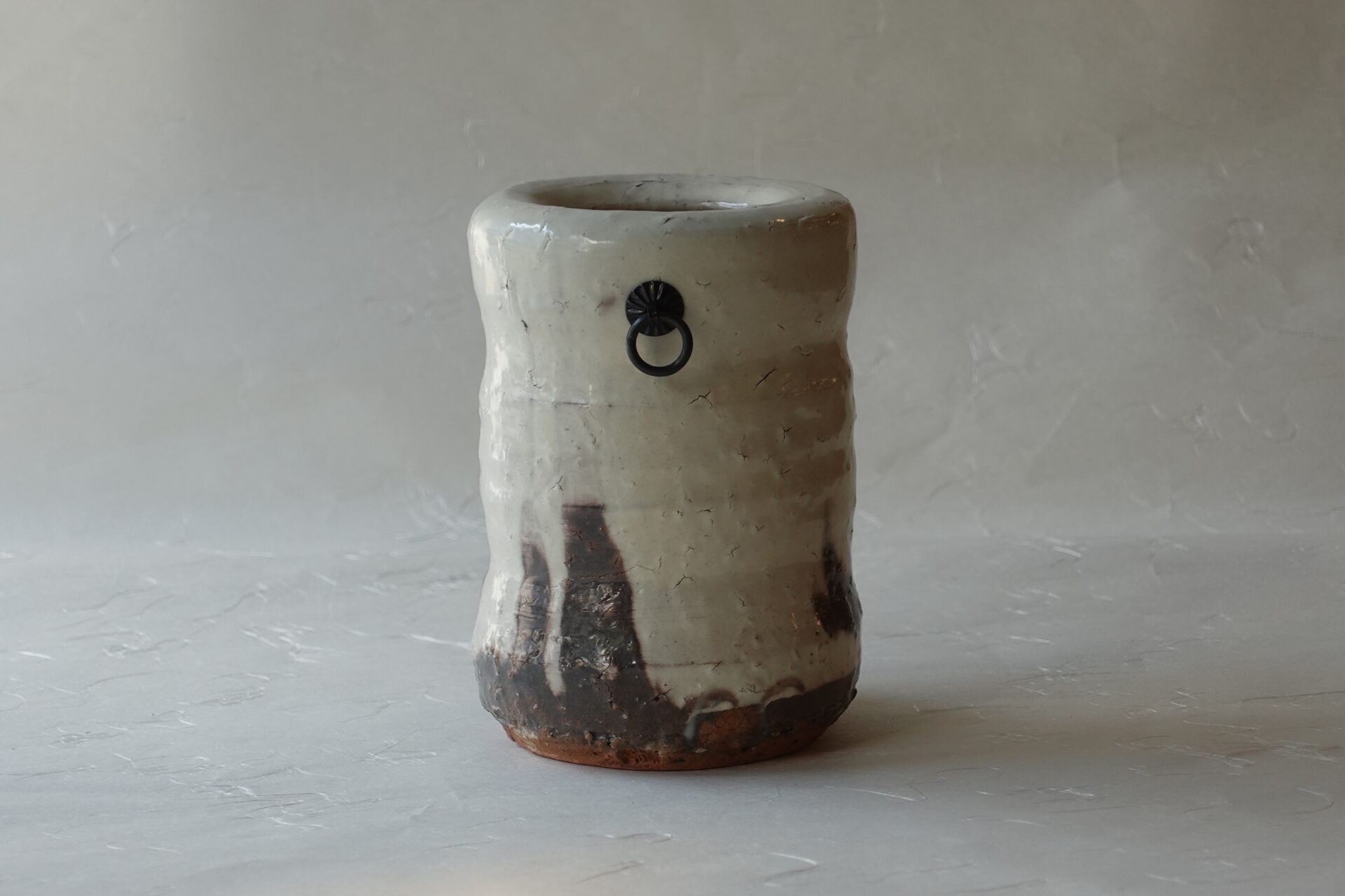 陶器 茶道 茶の湯 茶道具 萩焼 山根清玩 掛け花入れ 旅枕 ろくろ成形 ろくろ目 力強い雰囲気 手づくり 味わい 艶やか 季節を感じる 侘び茶 寂び 省スペース 美濃焼 鉄瓶 陶器 漆 漆器 有田焼 金継ぎ 焼き物 食器 陶磁器 伝統工芸品 茶碗 工芸品 九谷焼 南部鉄器 陶芸 陶器市 岐阜 焼き物 磁器 瀬戸物 岐阜県 岐阜市 美殿町６−番地 小林漆陶 漆塗り器 織部焼 小林漆器 箸 金継ぎ お香 食器 茶道具 陶器 美濃焼専門店 お皿 ceramics ih pottery うつわ うつわ屋 お皿屋さん お茶 お茶碗 お箸 かまど この辺に陶器屋さんってあります とうきいち やきもの ガラス工房 ギフト　ギフトショップ マグカップ モダン焼物 レンジできる陶器 切子 南部鉄器 どこ　岐阜市南部鉄器販売店 南部鉄器購入 岐阜県器屋 土鍋 岐阜小洒落たお皿 お椀が出る店 器 塗り物 漆塗り 陶器屋さん 食器屋さん お椀 ひのき 岐阜城周辺茶道具 販売陶器 販売陶器屋さん 陶器店 漆器店 岐阜有名な器屋さん 岐阜県食器売ってるところ 岐阜駅 陶器工芸品店 徳利 売ってる店 急須販売 扇子 抹茶 掛け軸 修復 日本陶瓷 漆器 木の食器 樺細工 江戸切子 食器 漆の器 漆器 うるし 漆器店 漆塗 漆椀 火鉢 灰 美殿町商店街 美濃焼ショップ 岐阜市 湯呑み お店 付近 美濃焼き専門店 美濃焼販売 花瓶 茶器 オンライン輪島塗 なつめ 店近くのガラス屋さん 近くの陶器屋さん 酒器 ガラス 金継ぎ依頼 岐阜鉄器鉄瓶 取扱店 Japanese 陶器 修理 陶器専門店 陶器小売店 岐阜陶器屋 陶器店 陶磁器 陶磁器専門店 陶芸家 おすすめ お店 岐阜食洗機対応 漆椀 Gifu JapanesetablewareJapanesecrafts Japaneseceramics Japanesepottery Handcrafted TraditionalCrafts Japaneseculture Traditionalart Japaneseteautensils TeaCeremony Japaneselacquerware インテリア 一輪挿し 入れ物 陶芸 陶芸皿 陶器いろいろ 陶器店 絵皿 絵柄 オンラインショップ 置物 おひつ オーブントースター 置物スタイリッシュ お皿 オブジェ 置物かわいい お皿陶磁器 お椀陶器 陶器欠損補修 花瓶 貫入 傘立て 陶器花 カップ 花 陶磁器 陶器金継ぎ キャニスター 器 急須 京都 金彩 九州 急須 陶芸食器 コーヒーカップ コップ 小物入れ 皿 ごはん鍋 食洗機 修理 食器 修理金継ぎ 陶器販売 瀬戸物 染付 タンブラー 耐熱陶器 茶碗 近くの陶器店 通販 土物 通販 手作り陶器 陶磁器 鍋 棗 お茶道具セット 近くの茶道具店 荒目板 茶道具の扱い方 一閑茶張り 茶道具一式 糸巻棚 裏千家入門セット 薄板 歌花筒 茶道具通販 裏千家 円座 干支扇子 オンラインショップ 茶道具オンライン 茶道稽古セット 表千家茶道具 お抹茶セット 釜 かいし 懐紙 菓子器 懐紙入れ 皆具 官休庵 黒文字 桑小卓 黒茶碗 黒柿 建水 結界 携帯用茶道具 稽古用茶道具 香合 香炉 茶通箱 初心者セット 仕覆 茶道具収納箱 敷板 杓立て すいはつ 数寄屋袋 透木釜 数茶碗 炭斗 水滴 すいはつ 茶道具専門店