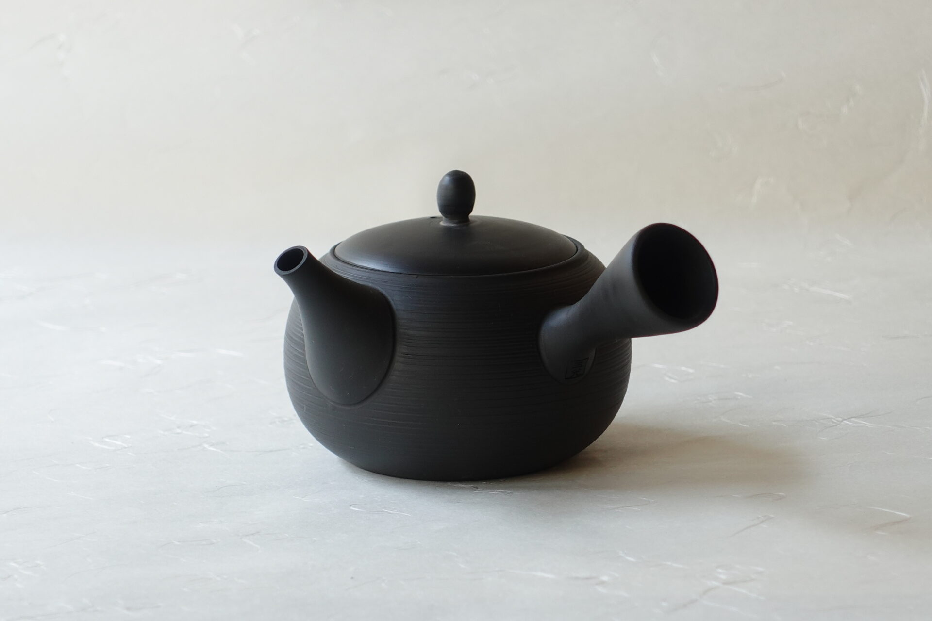 陶器 常滑焼 手づくり 急須 朱泥 黒泥 いぶす ろくろ成形 千筋 シンプル 多くの手間 高い技術 洗いやすい 使いやすい 高級仕様 湯切れがよい 液だれしにくい 機能的 使い心地がよい 永く使える 美濃焼 鉄瓶 陶器 漆 漆器 有田焼 金継ぎ 焼き物 食器 陶磁器 伝統工芸品 茶碗 工芸品 九谷焼 南部鉄器 陶芸 陶器市 岐阜 焼き物 磁器 瀬戸物 岐阜県 岐阜市 美殿町６−番地 小林漆陶 漆塗り器 織部焼 小林漆器 箸 金継ぎ お香 食器 茶道具 陶器 美濃焼専門店 お皿 ceramics ih pottery うつわ うつわ屋 お皿屋さん お茶 お茶碗 お箸 かまど この辺に陶器屋さんってあります とうきいち やきもの ガラス工房 ギフト　ギフトショップ マグカップ モダン焼物 レンジできる陶器 切子 南部鉄器 どこ　岐阜市南部鉄器販売店 南部鉄器購入 岐阜県器屋 土鍋 岐阜小洒落たお皿 お椀が出る店 器 塗り物 漆塗り 陶器屋さん 食器屋さん お椀 ひのき 岐阜城周辺茶道具 販売陶器 販売陶器屋さん 陶器店 漆器店 岐阜有名な器屋さん 岐阜県食器売ってるところ 岐阜駅 陶器工芸品店 徳利 売ってる店 急須販売 扇子 抹茶 掛け軸 修復 日本陶瓷 漆器 木の食器 樺細工 江戸切子 食器 漆の器 漆器 うるし 漆器店 漆塗 漆椀 火鉢 灰 美殿町商店街 美濃焼ショップ 岐阜市 湯呑み お店 付近 美濃焼き専門店 美濃焼販売 花瓶 茶器 オンライン輪島塗 なつめ 店近くのガラス屋さん 近くの陶器屋さん 酒器 ガラス 金継ぎ依頼 岐阜鉄器鉄瓶 取扱店 Japanese 陶器 修理 陶器専門店 陶器小売店 岐阜陶器屋 陶器店 陶磁器 陶磁器専門店 陶芸家 おすすめ お店 岐阜食洗機対応 漆椀 Gifu JapanesetablewareJapanesecrafts Japaneseceramics Japanesepottery Handcrafted TraditionalCrafts Japaneseculture Traditionalart Japaneseteautensils TeaCeremony Japaneselacquerware インテリア 一輪挿し 入れ物 陶芸 陶芸皿 陶器いろいろ 陶器店 絵皿 絵柄 オンラインショップ 置物 おひつ オーブントースター 置物スタイリッシュ お皿 オブジェ 置物かわいい お皿陶磁器 お椀陶器 陶器欠損補修 花瓶 貫入 傘立て 陶器花 カップ 花 陶磁器 陶器金継ぎ キャニスター 器 急須 京都 金彩 九州 急須 陶芸食器 コーヒーカップ コップ 小物入れ 皿 ごはん鍋 食洗機 修理 食器 修理金継ぎ 陶器販売 瀬戸物 染付 タンブラー 耐熱陶器 茶碗 近くの陶器店 通販 土物 通販 手作り陶器 陶磁器 鍋