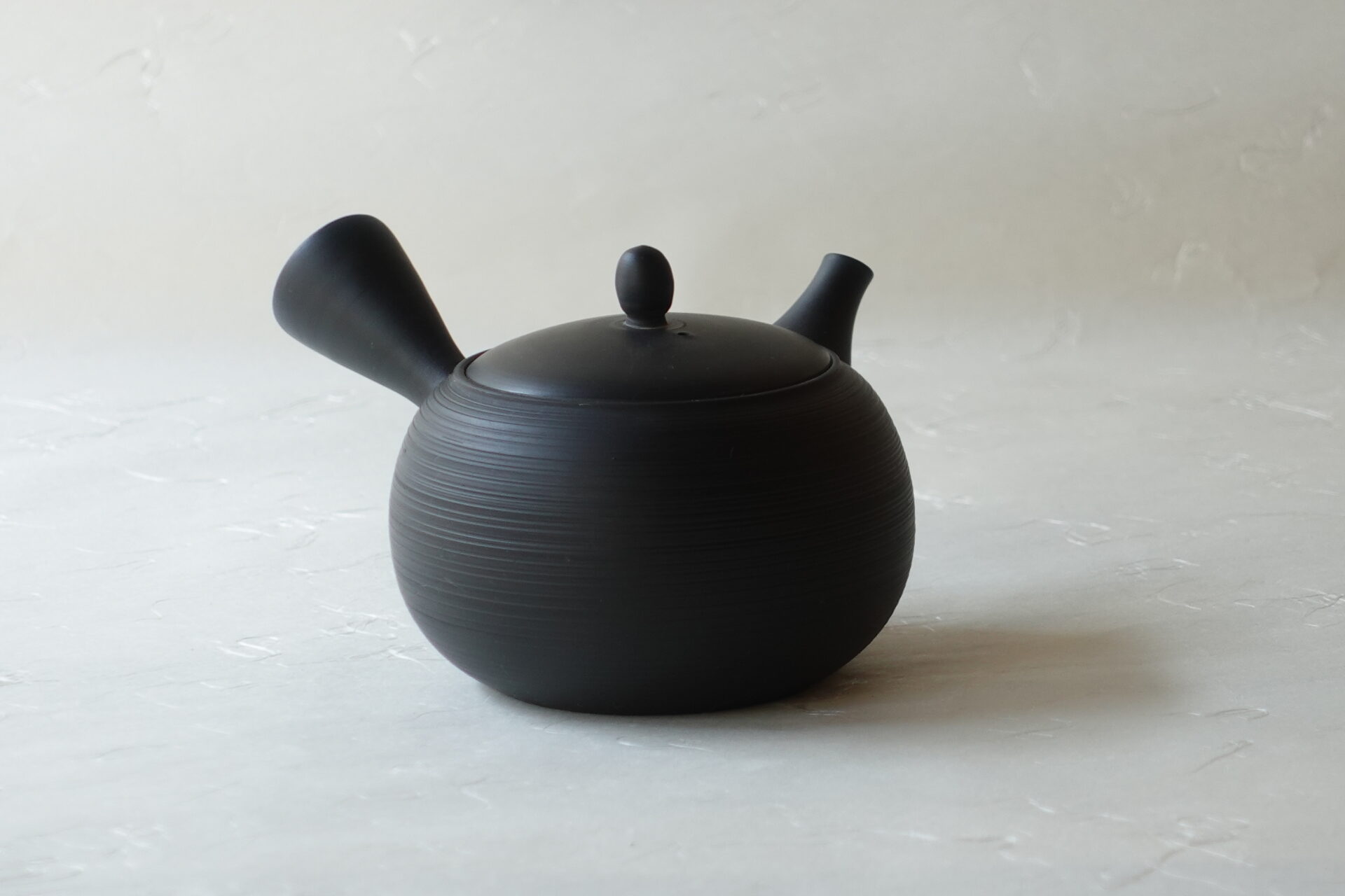 陶器 常滑焼 手づくり 急須 朱泥 黒泥 いぶす ろくろ成形 千筋 シンプル 多くの手間 高い技術 洗いやすい 使いやすい 高級仕様 湯切れがよい 液だれしにくい 機能的 使い心地がよい 永く使える 美濃焼 鉄瓶 陶器 漆 漆器 有田焼 金継ぎ 焼き物 食器 陶磁器 伝統工芸品 茶碗 工芸品 九谷焼 南部鉄器 陶芸 陶器市 岐阜 焼き物 磁器 瀬戸物 岐阜県 岐阜市 美殿町６−番地 小林漆陶 漆塗り器 織部焼 小林漆器 箸 金継ぎ お香 食器 茶道具 陶器 美濃焼専門店 お皿 ceramics ih pottery うつわ うつわ屋 お皿屋さん お茶 お茶碗 お箸 かまど この辺に陶器屋さんってあります とうきいち やきもの ガラス工房 ギフト　ギフトショップ マグカップ モダン焼物 レンジできる陶器 切子 南部鉄器 どこ　岐阜市南部鉄器販売店 南部鉄器購入 岐阜県器屋 土鍋 岐阜小洒落たお皿 お椀が出る店 器 塗り物 漆塗り 陶器屋さん 食器屋さん お椀 ひのき 岐阜城周辺茶道具 販売陶器 販売陶器屋さん 陶器店 漆器店 岐阜有名な器屋さん 岐阜県食器売ってるところ 岐阜駅 陶器工芸品店 徳利 売ってる店 急須販売 扇子 抹茶 掛け軸 修復 日本陶瓷 漆器 木の食器 樺細工 江戸切子 食器 漆の器 漆器 うるし 漆器店 漆塗 漆椀 火鉢 灰 美殿町商店街 美濃焼ショップ 岐阜市 湯呑み お店 付近 美濃焼き専門店 美濃焼販売 花瓶 茶器 オンライン輪島塗 なつめ 店近くのガラス屋さん 近くの陶器屋さん 酒器 ガラス 金継ぎ依頼 岐阜鉄器鉄瓶 取扱店 Japanese 陶器 修理 陶器専門店 陶器小売店 岐阜陶器屋 陶器店 陶磁器 陶磁器専門店 陶芸家 おすすめ お店 岐阜食洗機対応 漆椀 Gifu JapanesetablewareJapanesecrafts Japaneseceramics Japanesepottery Handcrafted TraditionalCrafts Japaneseculture Traditionalart Japaneseteautensils TeaCeremony Japaneselacquerware インテリア 一輪挿し 入れ物 陶芸 陶芸皿 陶器いろいろ 陶器店 絵皿 絵柄 オンラインショップ 置物 おひつ オーブントースター 置物スタイリッシュ お皿 オブジェ 置物かわいい お皿陶磁器 お椀陶器 陶器欠損補修 花瓶 貫入 傘立て 陶器花 カップ 花 陶磁器 陶器金継ぎ キャニスター 器 急須 京都 金彩 九州 急須 陶芸食器 コーヒーカップ コップ 小物入れ 皿 ごはん鍋 食洗機 修理 食器 修理金継ぎ 陶器販売 瀬戸物 染付 タンブラー 耐熱陶器 茶碗 近くの陶器店 通販 土物 通販 手作り陶器 陶磁器 鍋