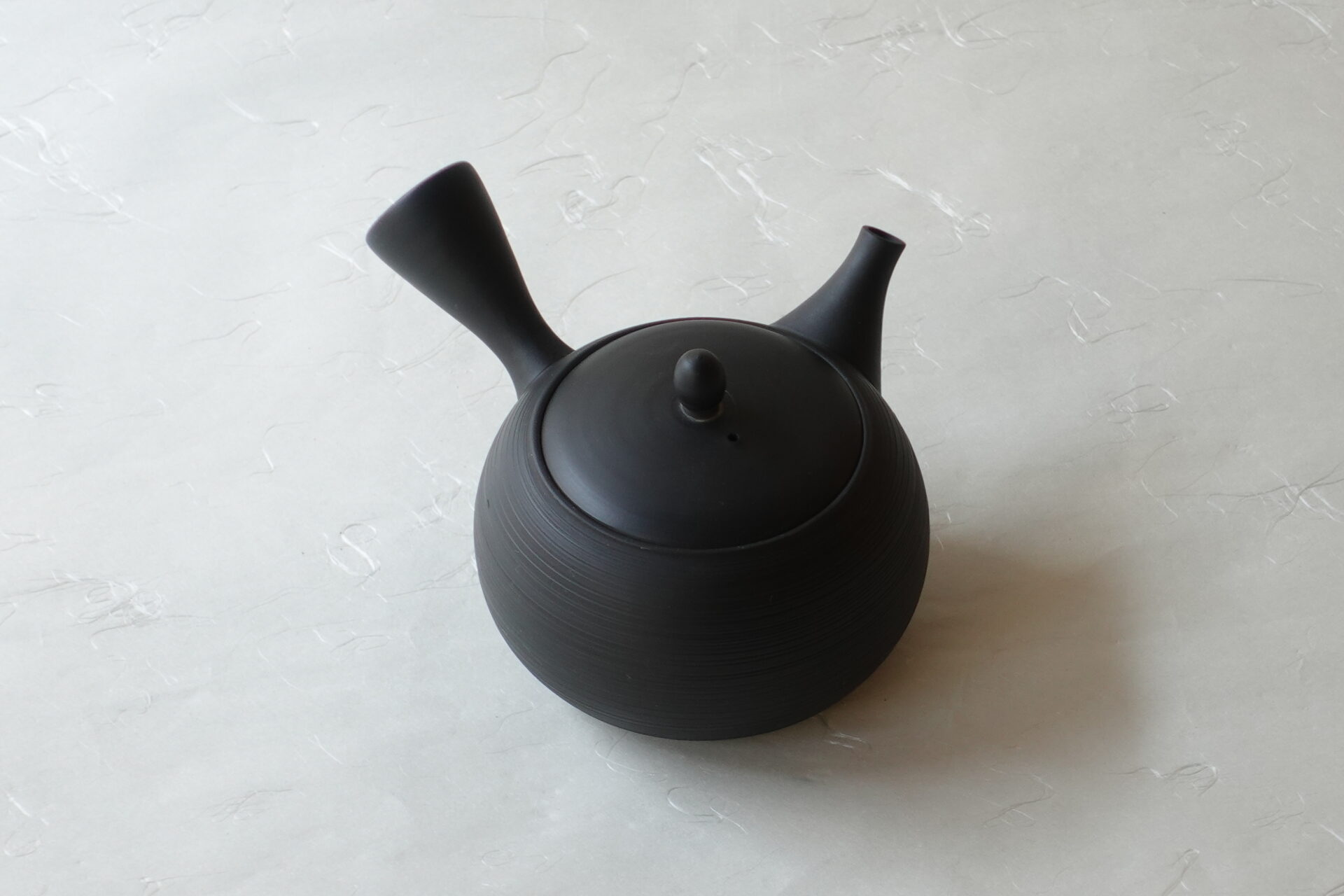 陶器 常滑焼 手づくり 急須 朱泥 黒泥 いぶす ろくろ成形 千筋 シンプル 多くの手間 高い技術 洗いやすい 使いやすい 高級仕様 湯切れがよい 液だれしにくい 機能的 使い心地がよい 永く使える 美濃焼 鉄瓶 陶器 漆 漆器 有田焼 金継ぎ 焼き物 食器 陶磁器 伝統工芸品 茶碗 工芸品 九谷焼 南部鉄器 陶芸 陶器市 岐阜 焼き物 磁器 瀬戸物 岐阜県 岐阜市 美殿町６−番地 小林漆陶 漆塗り器 織部焼 小林漆器 箸 金継ぎ お香 食器 茶道具 陶器 美濃焼専門店 お皿 ceramics ih pottery うつわ うつわ屋 お皿屋さん お茶 お茶碗 お箸 かまど この辺に陶器屋さんってあります とうきいち やきもの ガラス工房 ギフト　ギフトショップ マグカップ モダン焼物 レンジできる陶器 切子 南部鉄器 どこ　岐阜市南部鉄器販売店 南部鉄器購入 岐阜県器屋 土鍋 岐阜小洒落たお皿 お椀が出る店 器 塗り物 漆塗り 陶器屋さん 食器屋さん お椀 ひのき 岐阜城周辺茶道具 販売陶器 販売陶器屋さん 陶器店 漆器店 岐阜有名な器屋さん 岐阜県食器売ってるところ 岐阜駅 陶器工芸品店 徳利 売ってる店 急須販売 扇子 抹茶 掛け軸 修復 日本陶瓷 漆器 木の食器 樺細工 江戸切子 食器 漆の器 漆器 うるし 漆器店 漆塗 漆椀 火鉢 灰 美殿町商店街 美濃焼ショップ 岐阜市 湯呑み お店 付近 美濃焼き専門店 美濃焼販売 花瓶 茶器 オンライン輪島塗 なつめ 店近くのガラス屋さん 近くの陶器屋さん 酒器 ガラス 金継ぎ依頼 岐阜鉄器鉄瓶 取扱店 Japanese 陶器 修理 陶器専門店 陶器小売店 岐阜陶器屋 陶器店 陶磁器 陶磁器専門店 陶芸家 おすすめ お店 岐阜食洗機対応 漆椀 Gifu JapanesetablewareJapanesecrafts Japaneseceramics Japanesepottery Handcrafted TraditionalCrafts Japaneseculture Traditionalart Japaneseteautensils TeaCeremony Japaneselacquerware インテリア 一輪挿し 入れ物 陶芸 陶芸皿 陶器いろいろ 陶器店 絵皿 絵柄 オンラインショップ 置物 おひつ オーブントースター 置物スタイリッシュ お皿 オブジェ 置物かわいい お皿陶磁器 お椀陶器 陶器欠損補修 花瓶 貫入 傘立て 陶器花 カップ 花 陶磁器 陶器金継ぎ キャニスター 器 急須 京都 金彩 九州 急須 陶芸食器 コーヒーカップ コップ 小物入れ 皿 ごはん鍋 食洗機 修理 食器 修理金継ぎ 陶器販売 瀬戸物 染付 タンブラー 耐熱陶器 茶碗 近くの陶器店 通販 土物 通販 手作り陶器 陶磁器 鍋