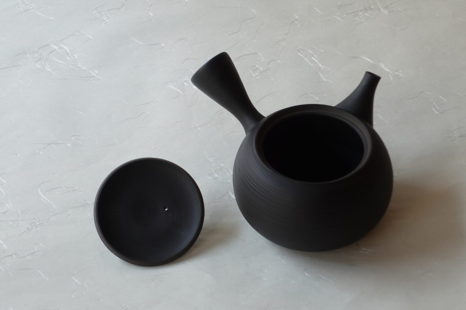 陶器 常滑焼 手づくり 急須 朱泥 黒泥 いぶす ろくろ成形 千筋 シンプル 多くの手間 高い技術 洗いやすい 使いやすい 高級仕様 湯切れがよい 液だれしにくい 機能的 使い心地がよい 永く使える 美濃焼 鉄瓶 陶器 漆 漆器 有田焼 金継ぎ 焼き物 食器 陶磁器 伝統工芸品 茶碗 工芸品 九谷焼 南部鉄器 陶芸 陶器市 岐阜 焼き物 磁器 瀬戸物 岐阜県 岐阜市 美殿町６−番地 小林漆陶 漆塗り器 織部焼 小林漆器 箸 金継ぎ お香 食器 茶道具 陶器 美濃焼専門店 お皿 ceramics ih pottery うつわ うつわ屋 お皿屋さん お茶 お茶碗 お箸 かまど この辺に陶器屋さんってあります とうきいち やきもの ガラス工房 ギフト　ギフトショップ マグカップ モダン焼物 レンジできる陶器 切子 南部鉄器 どこ　岐阜市南部鉄器販売店 南部鉄器購入 岐阜県器屋 土鍋 岐阜小洒落たお皿 お椀が出る店 器 塗り物 漆塗り 陶器屋さん 食器屋さん お椀 ひのき 岐阜城周辺茶道具 販売陶器 販売陶器屋さん 陶器店 漆器店 岐阜有名な器屋さん 岐阜県食器売ってるところ 岐阜駅 陶器工芸品店 徳利 売ってる店 急須販売 扇子 抹茶 掛け軸 修復 日本陶瓷 漆器 木の食器 樺細工 江戸切子 食器 漆の器 漆器 うるし 漆器店 漆塗 漆椀 火鉢 灰 美殿町商店街 美濃焼ショップ 岐阜市 湯呑み お店 付近 美濃焼き専門店 美濃焼販売 花瓶 茶器 オンライン輪島塗 なつめ 店近くのガラス屋さん 近くの陶器屋さん 酒器 ガラス 金継ぎ依頼 岐阜鉄器鉄瓶 取扱店 Japanese 陶器 修理 陶器専門店 陶器小売店 岐阜陶器屋 陶器店 陶磁器 陶磁器専門店 陶芸家 おすすめ お店 岐阜食洗機対応 漆椀 Gifu JapanesetablewareJapanesecrafts Japaneseceramics Japanesepottery Handcrafted TraditionalCrafts Japaneseculture Traditionalart Japaneseteautensils TeaCeremony Japaneselacquerware インテリア 一輪挿し 入れ物 陶芸 陶芸皿 陶器いろいろ 陶器店 絵皿 絵柄 オンラインショップ 置物 おひつ オーブントースター 置物スタイリッシュ お皿 オブジェ 置物かわいい お皿陶磁器 お椀陶器 陶器欠損補修 花瓶 貫入 傘立て 陶器花 カップ 花 陶磁器 陶器金継ぎ キャニスター 器 急須 京都 金彩 九州 急須 陶芸食器 コーヒーカップ コップ 小物入れ 皿 ごはん鍋 食洗機 修理 食器 修理金継ぎ 陶器販売 瀬戸物 染付 タンブラー 耐熱陶器 茶碗 近くの陶器店 通販 土物 通販 手作り陶器 陶磁器 鍋