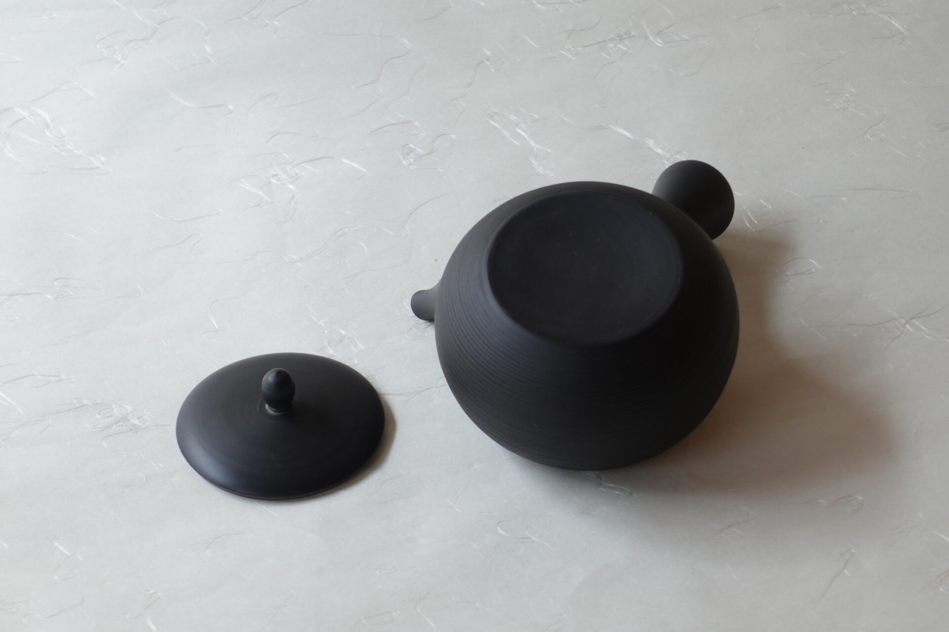 陶器 常滑焼 手づくり 急須 朱泥 黒泥 いぶす ろくろ成形 千筋 シンプル 多くの手間 高い技術 洗いやすい 使いやすい 高級仕様 湯切れがよい 液だれしにくい 機能的 使い心地がよい 永く使える 美濃焼 鉄瓶 陶器 漆 漆器 有田焼 金継ぎ 焼き物 食器 陶磁器 伝統工芸品 茶碗 工芸品 九谷焼 南部鉄器 陶芸 陶器市 岐阜 焼き物 磁器 瀬戸物 岐阜県 岐阜市 美殿町６−番地 小林漆陶 漆塗り器 織部焼 小林漆器 箸 金継ぎ お香 食器 茶道具 陶器 美濃焼専門店 お皿 ceramics ih pottery うつわ うつわ屋 お皿屋さん お茶 お茶碗 お箸 かまど この辺に陶器屋さんってあります とうきいち やきもの ガラス工房 ギフト　ギフトショップ マグカップ モダン焼物 レンジできる陶器 切子 南部鉄器 どこ　岐阜市南部鉄器販売店 南部鉄器購入 岐阜県器屋 土鍋 岐阜小洒落たお皿 お椀が出る店 器 塗り物 漆塗り 陶器屋さん 食器屋さん お椀 ひのき 岐阜城周辺茶道具 販売陶器 販売陶器屋さん 陶器店 漆器店 岐阜有名な器屋さん 岐阜県食器売ってるところ 岐阜駅 陶器工芸品店 徳利 売ってる店 急須販売 扇子 抹茶 掛け軸 修復 日本陶瓷 漆器 木の食器 樺細工 江戸切子 食器 漆の器 漆器 うるし 漆器店 漆塗 漆椀 火鉢 灰 美殿町商店街 美濃焼ショップ 岐阜市 湯呑み お店 付近 美濃焼き専門店 美濃焼販売 花瓶 茶器 オンライン輪島塗 なつめ 店近くのガラス屋さん 近くの陶器屋さん 酒器 ガラス 金継ぎ依頼 岐阜鉄器鉄瓶 取扱店 Japanese 陶器 修理 陶器専門店 陶器小売店 岐阜陶器屋 陶器店 陶磁器 陶磁器専門店 陶芸家 おすすめ お店 岐阜食洗機対応 漆椀 Gifu JapanesetablewareJapanesecrafts Japaneseceramics Japanesepottery Handcrafted TraditionalCrafts Japaneseculture Traditionalart Japaneseteautensils TeaCeremony Japaneselacquerware インテリア 一輪挿し 入れ物 陶芸 陶芸皿 陶器いろいろ 陶器店 絵皿 絵柄 オンラインショップ 置物 おひつ オーブントースター 置物スタイリッシュ お皿 オブジェ 置物かわいい お皿陶磁器 お椀陶器 陶器欠損補修 花瓶 貫入 傘立て 陶器花 カップ 花 陶磁器 陶器金継ぎ キャニスター 器 急須 京都 金彩 九州 急須 陶芸食器 コーヒーカップ コップ 小物入れ 皿 ごはん鍋 食洗機 修理 食器 修理金継ぎ 陶器販売 瀬戸物 染付 タンブラー 耐熱陶器 茶碗 近くの陶器店 通販 土物 通販 手作り陶器 陶磁器 鍋