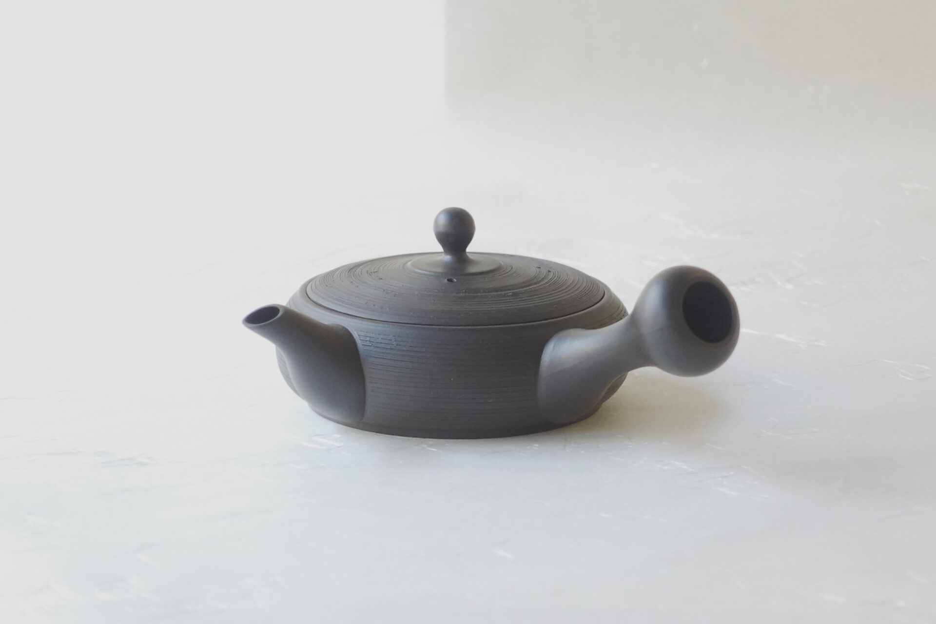 陶器 常滑焼 伝統工芸士 平型急須 お茶の味がまろやか お茶の味を最大限に引き出す 究極の急須 より美味しく 甘み 旨味 手づくり 熟練の職人技 洗いやすい 清潔 衛生的 黒泥 シンプル 多くの手間 飽きが来ない 永く使える 逸品 美濃焼 鉄瓶 陶器 漆 漆器 有田焼 金継ぎ 焼き物 食器 陶磁器 伝統工芸品 茶碗 工芸品 九谷焼 南部鉄器 陶芸 陶器市 岐阜 焼き物 磁器 瀬戸物 岐阜県 岐阜市 美殿町６−番地 小林漆陶 漆塗り器 織部焼 小林漆器 箸 金継ぎ お香 食器 茶道具 陶器 美濃焼専門店 お皿 ceramics ih pottery うつわ うつわ屋 お皿屋さん お茶 お茶碗 お箸 かまど この辺に陶器屋さんってあります とうきいち やきもの ガラス工房 ギフト　ギフトショップ マグカップ モダン焼物 レンジできる陶器 切子 南部鉄器 どこ　岐阜市南部鉄器販売店 南部鉄器購入 岐阜県器屋 土鍋 岐阜小洒落たお皿 お椀が出る店 器 塗り物 漆塗り 陶器屋さん 食器屋さん お椀 ひのき 岐阜城周辺茶道具 販売陶器 販売陶器屋さん 陶器店 漆器店 岐阜有名な器屋さん 岐阜県食器売ってるところ 岐阜駅 陶器工芸品店 徳利 売ってる店 急須販売 扇子 抹茶 掛け軸 修復 日本陶瓷 漆器 木の食器 樺細工 江戸切子 食器 漆の器 漆器 うるし 漆器店 漆塗 漆椀 火鉢 灰 美殿町商店街 美濃焼ショップ 岐阜市 湯呑み お店 付近 美濃焼き専門店 美濃焼販売 花瓶 茶器 オンライン輪島塗 なつめ 店近くのガラス屋さん 近くの陶器屋さん 酒器 ガラス 金継ぎ依頼 岐阜鉄器鉄瓶 取扱店 Japanese 陶器 修理 陶器専門店 陶器小売店 岐阜陶器屋 陶器店 陶磁器 陶磁器専門店 陶芸家 おすすめ お店 岐阜食洗機対応 漆椀 Gifu JapanesetablewareJapanesecrafts Japaneseceramics Japanesepottery Handcrafted TraditionalCrafts Japaneseculture Traditionalart Japaneseteautensils TeaCeremony Japaneselacquerware インテリア 一輪挿し 入れ物 陶芸 陶芸皿 陶器いろいろ 陶器店 絵皿 絵柄 オンラインショップ 置物 おひつ オーブントースター 置物スタイリッシュ お皿 オブジェ 置物かわいい お皿陶磁器 お椀陶器 陶器欠損補修 花瓶 貫入 傘立て 陶器花 カップ 花 陶磁器 陶器金継ぎ キャニスター 器 急須 京都 金彩 九州 急須 陶芸食器 コーヒーカップ コップ 小物入れ 皿 ごはん鍋 食洗機 修理 食器 修理金継ぎ 陶器販売 瀬戸物 染付 タンブラー 耐熱陶器 茶碗 近くの陶器店 通販 土物 通販 手作り陶器 陶磁器 鍋