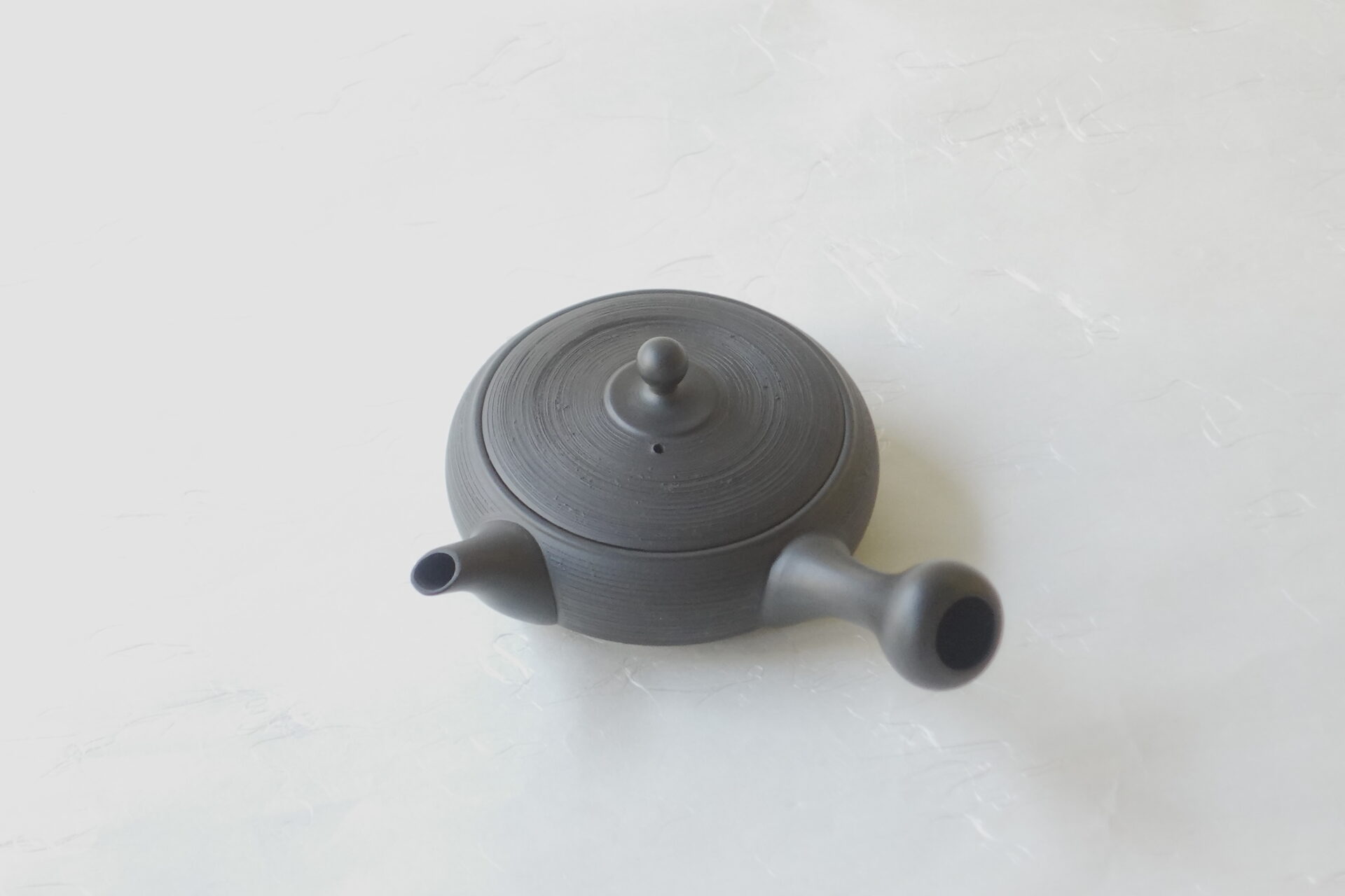 陶器 常滑焼 伝統工芸士 平型急須 お茶の味がまろやか お茶の味を最大限に引き出す 究極の急須 より美味しく 甘み 旨味 手づくり 熟練の職人技 洗いやすい 清潔 衛生的 黒泥 シンプル 多くの手間 飽きが来ない 永く使える 逸品 美濃焼 鉄瓶 陶器 漆 漆器 有田焼 金継ぎ 焼き物 食器 陶磁器 伝統工芸品 茶碗 工芸品 九谷焼 南部鉄器 陶芸 陶器市 岐阜 焼き物 磁器 瀬戸物 岐阜県 岐阜市 美殿町６−番地 小林漆陶 漆塗り器 織部焼 小林漆器 箸 金継ぎ お香 食器 茶道具 陶器 美濃焼専門店 お皿 ceramics ih pottery うつわ うつわ屋 お皿屋さん お茶 お茶碗 お箸 かまど この辺に陶器屋さんってあります とうきいち やきもの ガラス工房 ギフト　ギフトショップ マグカップ モダン焼物 レンジできる陶器 切子 南部鉄器 どこ　岐阜市南部鉄器販売店 南部鉄器購入 岐阜県器屋 土鍋 岐阜小洒落たお皿 お椀が出る店 器 塗り物 漆塗り 陶器屋さん 食器屋さん お椀 ひのき 岐阜城周辺茶道具 販売陶器 販売陶器屋さん 陶器店 漆器店 岐阜有名な器屋さん 岐阜県食器売ってるところ 岐阜駅 陶器工芸品店 徳利 売ってる店 急須販売 扇子 抹茶 掛け軸 修復 日本陶瓷 漆器 木の食器 樺細工 江戸切子 食器 漆の器 漆器 うるし 漆器店 漆塗 漆椀 火鉢 灰 美殿町商店街 美濃焼ショップ 岐阜市 湯呑み お店 付近 美濃焼き専門店 美濃焼販売 花瓶 茶器 オンライン輪島塗 なつめ 店近くのガラス屋さん 近くの陶器屋さん 酒器 ガラス 金継ぎ依頼 岐阜鉄器鉄瓶 取扱店 Japanese 陶器 修理 陶器専門店 陶器小売店 岐阜陶器屋 陶器店 陶磁器 陶磁器専門店 陶芸家 おすすめ お店 岐阜食洗機対応 漆椀 Gifu JapanesetablewareJapanesecrafts Japaneseceramics Japanesepottery Handcrafted TraditionalCrafts Japaneseculture Traditionalart Japaneseteautensils TeaCeremony Japaneselacquerware インテリア 一輪挿し 入れ物 陶芸 陶芸皿 陶器いろいろ 陶器店 絵皿 絵柄 オンラインショップ 置物 おひつ オーブントースター 置物スタイリッシュ お皿 オブジェ 置物かわいい お皿陶磁器 お椀陶器 陶器欠損補修 花瓶 貫入 傘立て 陶器花 カップ 花 陶磁器 陶器金継ぎ キャニスター 器 急須 京都 金彩 九州 急須 陶芸食器 コーヒーカップ コップ 小物入れ 皿 ごはん鍋 食洗機 修理 食器 修理金継ぎ 陶器販売 瀬戸物 染付 タンブラー 耐熱陶器 茶碗 近くの陶器店 通販 土物 通販 手作り陶器 陶磁器 鍋