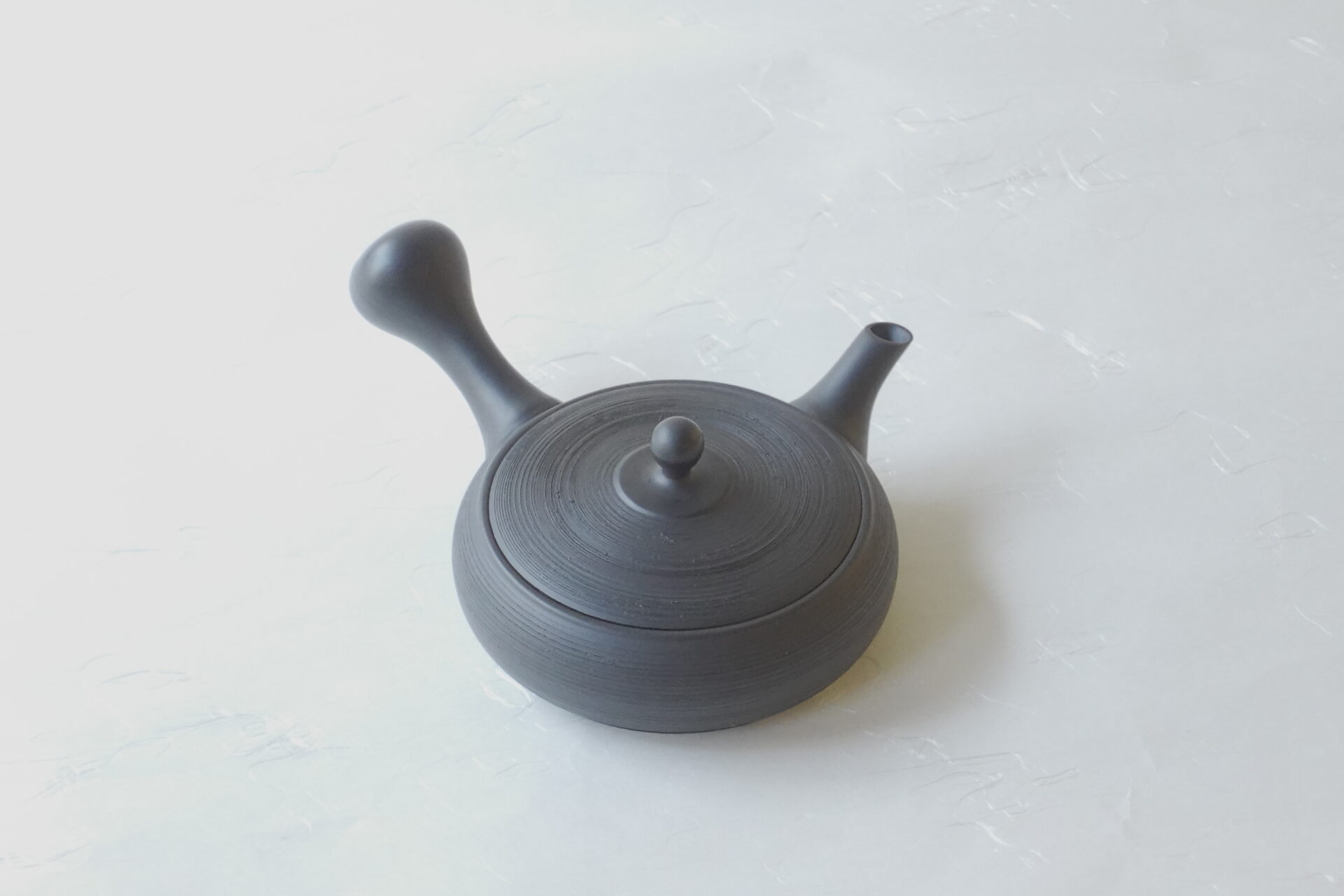 陶器 常滑焼 伝統工芸士 平型急須 お茶の味がまろやか お茶の味を最大限に引き出す 究極の急須 より美味しく 甘み 旨味 手づくり 熟練の職人技 洗いやすい 清潔 衛生的 黒泥 シンプル 多くの手間 飽きが来ない 永く使える 逸品 美濃焼 鉄瓶 陶器 漆 漆器 有田焼 金継ぎ 焼き物 食器 陶磁器 伝統工芸品 茶碗 工芸品 九谷焼 南部鉄器 陶芸 陶器市 岐阜 焼き物 磁器 瀬戸物 岐阜県 岐阜市 美殿町６−番地 小林漆陶 漆塗り器 織部焼 小林漆器 箸 金継ぎ お香 食器 茶道具 陶器 美濃焼専門店 お皿 ceramics ih pottery うつわ うつわ屋 お皿屋さん お茶 お茶碗 お箸 かまど この辺に陶器屋さんってあります とうきいち やきもの ガラス工房 ギフト　ギフトショップ マグカップ モダン焼物 レンジできる陶器 切子 南部鉄器 どこ　岐阜市南部鉄器販売店 南部鉄器購入 岐阜県器屋 土鍋 岐阜小洒落たお皿 お椀が出る店 器 塗り物 漆塗り 陶器屋さん 食器屋さん お椀 ひのき 岐阜城周辺茶道具 販売陶器 販売陶器屋さん 陶器店 漆器店 岐阜有名な器屋さん 岐阜県食器売ってるところ 岐阜駅 陶器工芸品店 徳利 売ってる店 急須販売 扇子 抹茶 掛け軸 修復 日本陶瓷 漆器 木の食器 樺細工 江戸切子 食器 漆の器 漆器 うるし 漆器店 漆塗 漆椀 火鉢 灰 美殿町商店街 美濃焼ショップ 岐阜市 湯呑み お店 付近 美濃焼き専門店 美濃焼販売 花瓶 茶器 オンライン輪島塗 なつめ 店近くのガラス屋さん 近くの陶器屋さん 酒器 ガラス 金継ぎ依頼 岐阜鉄器鉄瓶 取扱店 Japanese 陶器 修理 陶器専門店 陶器小売店 岐阜陶器屋 陶器店 陶磁器 陶磁器専門店 陶芸家 おすすめ お店 岐阜食洗機対応 漆椀 Gifu JapanesetablewareJapanesecrafts Japaneseceramics Japanesepottery Handcrafted TraditionalCrafts Japaneseculture Traditionalart Japaneseteautensils TeaCeremony Japaneselacquerware インテリア 一輪挿し 入れ物 陶芸 陶芸皿 陶器いろいろ 陶器店 絵皿 絵柄 オンラインショップ 置物 おひつ オーブントースター 置物スタイリッシュ お皿 オブジェ 置物かわいい お皿陶磁器 お椀陶器 陶器欠損補修 花瓶 貫入 傘立て 陶器花 カップ 花 陶磁器 陶器金継ぎ キャニスター 器 急須 京都 金彩 九州 急須 陶芸食器 コーヒーカップ コップ 小物入れ 皿 ごはん鍋 食洗機 修理 食器 修理金継ぎ 陶器販売 瀬戸物 染付 タンブラー 耐熱陶器 茶碗 近くの陶器店 通販 土物 通販 手作り陶器 陶磁器 鍋