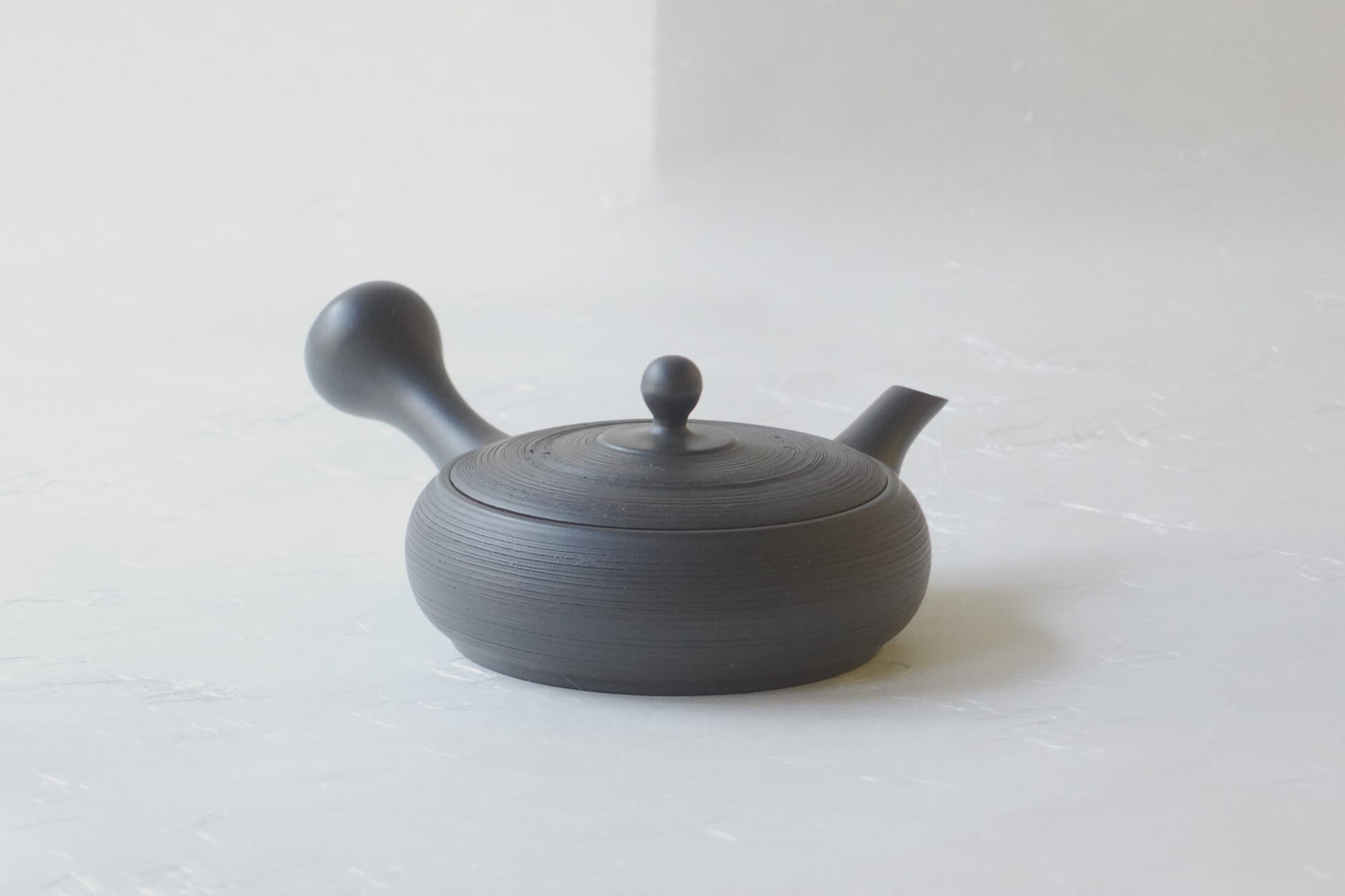 陶器 常滑焼 伝統工芸士 平型急須 お茶の味がまろやか お茶の味を最大限に引き出す 究極の急須 より美味しく 甘み 旨味 手づくり 熟練の職人技 洗いやすい 清潔 衛生的 黒泥 シンプル 多くの手間 飽きが来ない 永く使える 逸品 美濃焼 鉄瓶 陶器 漆 漆器 有田焼 金継ぎ 焼き物 食器 陶磁器 伝統工芸品 茶碗 工芸品 九谷焼 南部鉄器 陶芸 陶器市 岐阜 焼き物 磁器 瀬戸物 岐阜県 岐阜市 美殿町６−番地 小林漆陶 漆塗り器 織部焼 小林漆器 箸 金継ぎ お香 食器 茶道具 陶器 美濃焼専門店 お皿 ceramics ih pottery うつわ うつわ屋 お皿屋さん お茶 お茶碗 お箸 かまど この辺に陶器屋さんってあります とうきいち やきもの ガラス工房 ギフト　ギフトショップ マグカップ モダン焼物 レンジできる陶器 切子 南部鉄器 どこ　岐阜市南部鉄器販売店 南部鉄器購入 岐阜県器屋 土鍋 岐阜小洒落たお皿 お椀が出る店 器 塗り物 漆塗り 陶器屋さん 食器屋さん お椀 ひのき 岐阜城周辺茶道具 販売陶器 販売陶器屋さん 陶器店 漆器店 岐阜有名な器屋さん 岐阜県食器売ってるところ 岐阜駅 陶器工芸品店 徳利 売ってる店 急須販売 扇子 抹茶 掛け軸 修復 日本陶瓷 漆器 木の食器 樺細工 江戸切子 食器 漆の器 漆器 うるし 漆器店 漆塗 漆椀 火鉢 灰 美殿町商店街 美濃焼ショップ 岐阜市 湯呑み お店 付近 美濃焼き専門店 美濃焼販売 花瓶 茶器 オンライン輪島塗 なつめ 店近くのガラス屋さん 近くの陶器屋さん 酒器 ガラス 金継ぎ依頼 岐阜鉄器鉄瓶 取扱店 Japanese 陶器 修理 陶器専門店 陶器小売店 岐阜陶器屋 陶器店 陶磁器 陶磁器専門店 陶芸家 おすすめ お店 岐阜食洗機対応 漆椀 Gifu JapanesetablewareJapanesecrafts Japaneseceramics Japanesepottery Handcrafted TraditionalCrafts Japaneseculture Traditionalart Japaneseteautensils TeaCeremony Japaneselacquerware インテリア 一輪挿し 入れ物 陶芸 陶芸皿 陶器いろいろ 陶器店 絵皿 絵柄 オンラインショップ 置物 おひつ オーブントースター 置物スタイリッシュ お皿 オブジェ 置物かわいい お皿陶磁器 お椀陶器 陶器欠損補修 花瓶 貫入 傘立て 陶器花 カップ 花 陶磁器 陶器金継ぎ キャニスター 器 急須 京都 金彩 九州 急須 陶芸食器 コーヒーカップ コップ 小物入れ 皿 ごはん鍋 食洗機 修理 食器 修理金継ぎ 陶器販売 瀬戸物 染付 タンブラー 耐熱陶器 茶碗 近くの陶器店 通販 土物 通販 手作り陶器 陶磁器 鍋