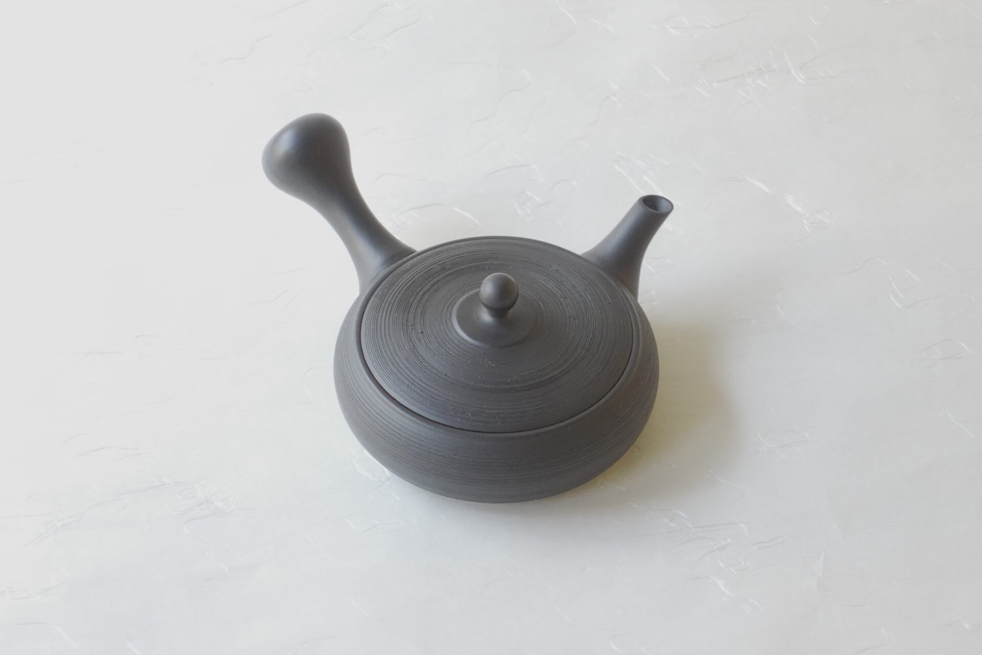 陶器 常滑焼 伝統工芸士 平型急須 お茶の味がまろやか お茶の味を最大限に引き出す 究極の急須 より美味しく 甘み 旨味 手づくり 熟練の職人技 洗いやすい 清潔 衛生的 黒泥 シンプル 多くの手間 飽きが来ない 永く使える 逸品 美濃焼 鉄瓶 陶器 漆 漆器 有田焼 金継ぎ 焼き物 食器 陶磁器 伝統工芸品 茶碗 工芸品 九谷焼 南部鉄器 陶芸 陶器市 岐阜 焼き物 磁器 瀬戸物 岐阜県 岐阜市 美殿町６−番地 小林漆陶 漆塗り器 織部焼 小林漆器 箸 金継ぎ お香 食器 茶道具 陶器 美濃焼専門店 お皿 ceramics ih pottery うつわ うつわ屋 お皿屋さん お茶 お茶碗 お箸 かまど この辺に陶器屋さんってあります とうきいち やきもの ガラス工房 ギフト　ギフトショップ マグカップ モダン焼物 レンジできる陶器 切子 南部鉄器 どこ　岐阜市南部鉄器販売店 南部鉄器購入 岐阜県器屋 土鍋 岐阜小洒落たお皿 お椀が出る店 器 塗り物 漆塗り 陶器屋さん 食器屋さん お椀 ひのき 岐阜城周辺茶道具 販売陶器 販売陶器屋さん 陶器店 漆器店 岐阜有名な器屋さん 岐阜県食器売ってるところ 岐阜駅 陶器工芸品店 徳利 売ってる店 急須販売 扇子 抹茶 掛け軸 修復 日本陶瓷 漆器 木の食器 樺細工 江戸切子 食器 漆の器 漆器 うるし 漆器店 漆塗 漆椀 火鉢 灰 美殿町商店街 美濃焼ショップ 岐阜市 湯呑み お店 付近 美濃焼き専門店 美濃焼販売 花瓶 茶器 オンライン輪島塗 なつめ 店近くのガラス屋さん 近くの陶器屋さん 酒器 ガラス 金継ぎ依頼 岐阜鉄器鉄瓶 取扱店 Japanese 陶器 修理 陶器専門店 陶器小売店 岐阜陶器屋 陶器店 陶磁器 陶磁器専門店 陶芸家 おすすめ お店 岐阜食洗機対応 漆椀 Gifu JapanesetablewareJapanesecrafts Japaneseceramics Japanesepottery Handcrafted TraditionalCrafts Japaneseculture Traditionalart Japaneseteautensils TeaCeremony Japaneselacquerware インテリア 一輪挿し 入れ物 陶芸 陶芸皿 陶器いろいろ 陶器店 絵皿 絵柄 オンラインショップ 置物 おひつ オーブントースター 置物スタイリッシュ お皿 オブジェ 置物かわいい お皿陶磁器 お椀陶器 陶器欠損補修 花瓶 貫入 傘立て 陶器花 カップ 花 陶磁器 陶器金継ぎ キャニスター 器 急須 京都 金彩 九州 急須 陶芸食器 コーヒーカップ コップ 小物入れ 皿 ごはん鍋 食洗機 修理 食器 修理金継ぎ 陶器販売 瀬戸物 染付 タンブラー 耐熱陶器 茶碗 近くの陶器店 通販 土物 通販 手作り陶器 陶磁器 鍋