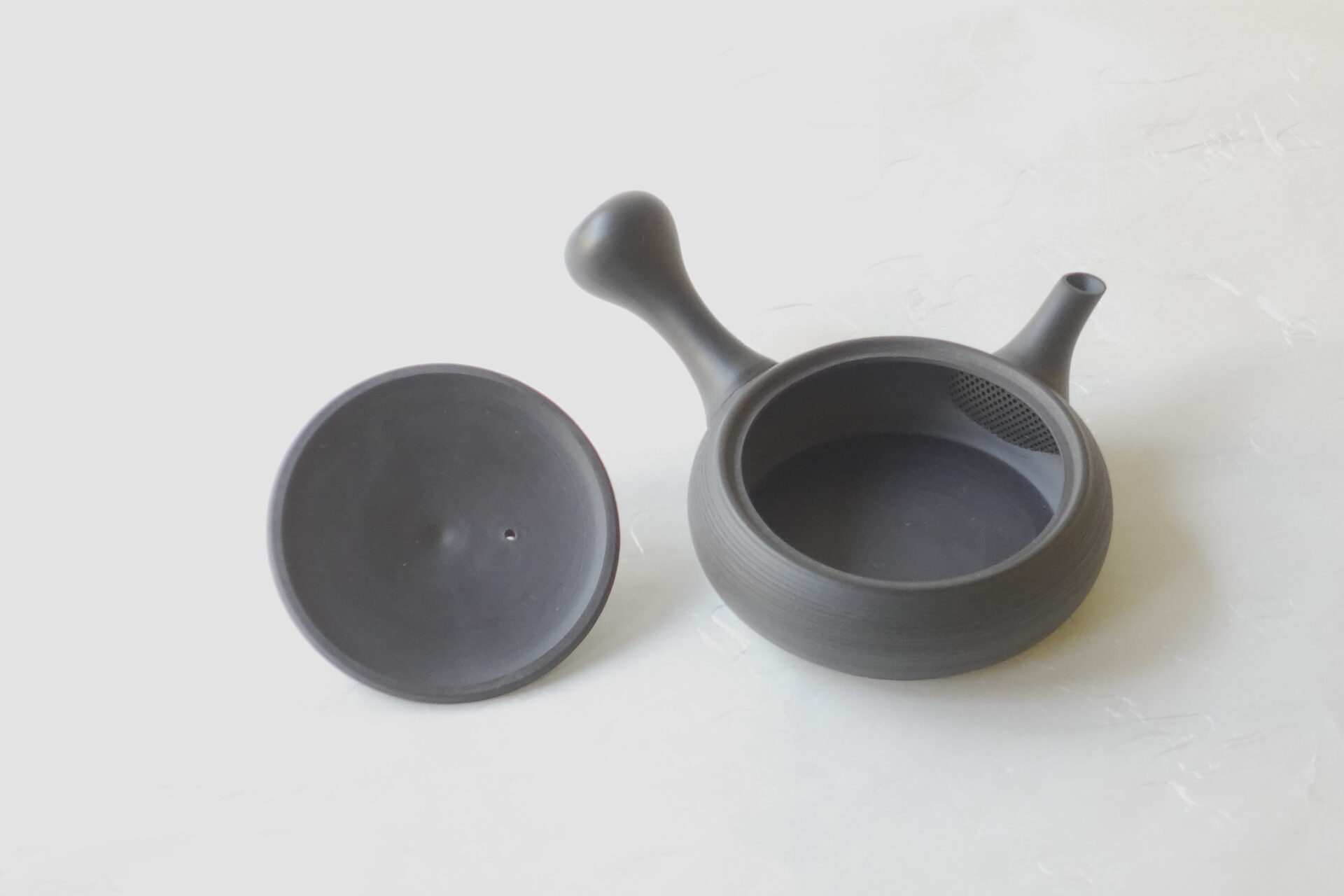 陶器 常滑焼 伝統工芸士 平型急須 お茶の味がまろやか お茶の味を最大限に引き出す 究極の急須 より美味しく 甘み 旨味 手づくり 熟練の職人技 洗いやすい 清潔 衛生的 黒泥 シンプル 多くの手間 飽きが来ない 永く使える 逸品 美濃焼 鉄瓶 陶器 漆 漆器 有田焼 金継ぎ 焼き物 食器 陶磁器 伝統工芸品 茶碗 工芸品 九谷焼 南部鉄器 陶芸 陶器市 岐阜 焼き物 磁器 瀬戸物 岐阜県 岐阜市 美殿町６−番地 小林漆陶 漆塗り器 織部焼 小林漆器 箸 金継ぎ お香 食器 茶道具 陶器 美濃焼専門店 お皿 ceramics ih pottery うつわ うつわ屋 お皿屋さん お茶 お茶碗 お箸 かまど この辺に陶器屋さんってあります とうきいち やきもの ガラス工房 ギフト　ギフトショップ マグカップ モダン焼物 レンジできる陶器 切子 南部鉄器 どこ　岐阜市南部鉄器販売店 南部鉄器購入 岐阜県器屋 土鍋 岐阜小洒落たお皿 お椀が出る店 器 塗り物 漆塗り 陶器屋さん 食器屋さん お椀 ひのき 岐阜城周辺茶道具 販売陶器 販売陶器屋さん 陶器店 漆器店 岐阜有名な器屋さん 岐阜県食器売ってるところ 岐阜駅 陶器工芸品店 徳利 売ってる店 急須販売 扇子 抹茶 掛け軸 修復 日本陶瓷 漆器 木の食器 樺細工 江戸切子 食器 漆の器 漆器 うるし 漆器店 漆塗 漆椀 火鉢 灰 美殿町商店街 美濃焼ショップ 岐阜市 湯呑み お店 付近 美濃焼き専門店 美濃焼販売 花瓶 茶器 オンライン輪島塗 なつめ 店近くのガラス屋さん 近くの陶器屋さん 酒器 ガラス 金継ぎ依頼 岐阜鉄器鉄瓶 取扱店 Japanese 陶器 修理 陶器専門店 陶器小売店 岐阜陶器屋 陶器店 陶磁器 陶磁器専門店 陶芸家 おすすめ お店 岐阜食洗機対応 漆椀 Gifu JapanesetablewareJapanesecrafts Japaneseceramics Japanesepottery Handcrafted TraditionalCrafts Japaneseculture Traditionalart Japaneseteautensils TeaCeremony Japaneselacquerware インテリア 一輪挿し 入れ物 陶芸 陶芸皿 陶器いろいろ 陶器店 絵皿 絵柄 オンラインショップ 置物 おひつ オーブントースター 置物スタイリッシュ お皿 オブジェ 置物かわいい お皿陶磁器 お椀陶器 陶器欠損補修 花瓶 貫入 傘立て 陶器花 カップ 花 陶磁器 陶器金継ぎ キャニスター 器 急須 京都 金彩 九州 急須 陶芸食器 コーヒーカップ コップ 小物入れ 皿 ごはん鍋 食洗機 修理 食器 修理金継ぎ 陶器販売 瀬戸物 染付 タンブラー 耐熱陶器 茶碗 近くの陶器店 通販 土物 通販 手作り陶器 陶磁器 鍋