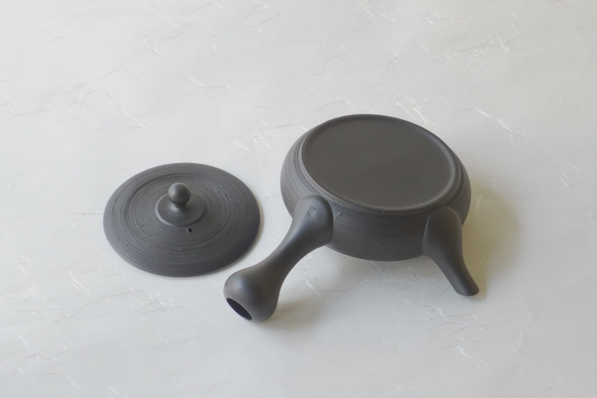 陶器 常滑焼 伝統工芸士 平型急須 お茶の味がまろやか お茶の味を最大限に引き出す 究極の急須 より美味しく 甘み 旨味 手づくり 熟練の職人技 洗いやすい 清潔 衛生的 黒泥 シンプル 多くの手間 飽きが来ない 永く使える 逸品 美濃焼 鉄瓶 陶器 漆 漆器 有田焼 金継ぎ 焼き物 食器 陶磁器 伝統工芸品 茶碗 工芸品 九谷焼 南部鉄器 陶芸 陶器市 岐阜 焼き物 磁器 瀬戸物 岐阜県 岐阜市 美殿町６−番地 小林漆陶 漆塗り器 織部焼 小林漆器 箸 金継ぎ お香 食器 茶道具 陶器 美濃焼専門店 お皿 ceramics ih pottery うつわ うつわ屋 お皿屋さん お茶 お茶碗 お箸 かまど この辺に陶器屋さんってあります とうきいち やきもの ガラス工房 ギフト　ギフトショップ マグカップ モダン焼物 レンジできる陶器 切子 南部鉄器 どこ　岐阜市南部鉄器販売店 南部鉄器購入 岐阜県器屋 土鍋 岐阜小洒落たお皿 お椀が出る店 器 塗り物 漆塗り 陶器屋さん 食器屋さん お椀 ひのき 岐阜城周辺茶道具 販売陶器 販売陶器屋さん 陶器店 漆器店 岐阜有名な器屋さん 岐阜県食器売ってるところ 岐阜駅 陶器工芸品店 徳利 売ってる店 急須販売 扇子 抹茶 掛け軸 修復 日本陶瓷 漆器 木の食器 樺細工 江戸切子 食器 漆の器 漆器 うるし 漆器店 漆塗 漆椀 火鉢 灰 美殿町商店街 美濃焼ショップ 岐阜市 湯呑み お店 付近 美濃焼き専門店 美濃焼販売 花瓶 茶器 オンライン輪島塗 なつめ 店近くのガラス屋さん 近くの陶器屋さん 酒器 ガラス 金継ぎ依頼 岐阜鉄器鉄瓶 取扱店 Japanese 陶器 修理 陶器専門店 陶器小売店 岐阜陶器屋 陶器店 陶磁器 陶磁器専門店 陶芸家 おすすめ お店 岐阜食洗機対応 漆椀 Gifu JapanesetablewareJapanesecrafts Japaneseceramics Japanesepottery Handcrafted TraditionalCrafts Japaneseculture Traditionalart Japaneseteautensils TeaCeremony Japaneselacquerware インテリア 一輪挿し 入れ物 陶芸 陶芸皿 陶器いろいろ 陶器店 絵皿 絵柄 オンラインショップ 置物 おひつ オーブントースター 置物スタイリッシュ お皿 オブジェ 置物かわいい お皿陶磁器 お椀陶器 陶器欠損補修 花瓶 貫入 傘立て 陶器花 カップ 花 陶磁器 陶器金継ぎ キャニスター 器 急須 京都 金彩 九州 急須 陶芸食器 コーヒーカップ コップ 小物入れ 皿 ごはん鍋 食洗機 修理 食器 修理金継ぎ 陶器販売 瀬戸物 染付 タンブラー 耐熱陶器 茶碗 近くの陶器店 通販 土物 通販 手作り陶器 陶磁器 鍋