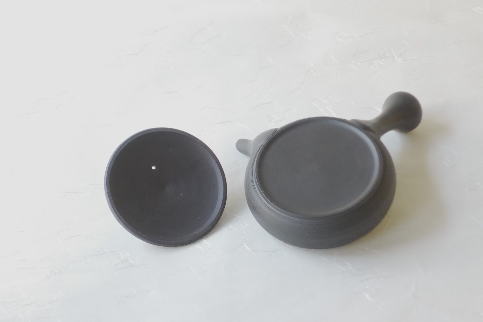 陶器 常滑焼 伝統工芸士 平型急須 お茶の味がまろやか お茶の味を最大限に引き出す 究極の急須 より美味しく 甘み 旨味 手づくり 熟練の職人技 洗いやすい 清潔 衛生的 黒泥 シンプル 多くの手間 飽きが来ない 永く使える 逸品 美濃焼 鉄瓶 陶器 漆 漆器 有田焼 金継ぎ 焼き物 食器 陶磁器 伝統工芸品 茶碗 工芸品 九谷焼 南部鉄器 陶芸 陶器市 岐阜 焼き物 磁器 瀬戸物 岐阜県 岐阜市 美殿町６−番地 小林漆陶 漆塗り器 織部焼 小林漆器 箸 金継ぎ お香 食器 茶道具 陶器 美濃焼専門店 お皿 ceramics ih pottery うつわ うつわ屋 お皿屋さん お茶 お茶碗 お箸 かまど この辺に陶器屋さんってあります とうきいち やきもの ガラス工房 ギフト　ギフトショップ マグカップ モダン焼物 レンジできる陶器 切子 南部鉄器 どこ　岐阜市南部鉄器販売店 南部鉄器購入 岐阜県器屋 土鍋 岐阜小洒落たお皿 お椀が出る店 器 塗り物 漆塗り 陶器屋さん 食器屋さん お椀 ひのき 岐阜城周辺茶道具 販売陶器 販売陶器屋さん 陶器店 漆器店 岐阜有名な器屋さん 岐阜県食器売ってるところ 岐阜駅 陶器工芸品店 徳利 売ってる店 急須販売 扇子 抹茶 掛け軸 修復 日本陶瓷 漆器 木の食器 樺細工 江戸切子 食器 漆の器 漆器 うるし 漆器店 漆塗 漆椀 火鉢 灰 美殿町商店街 美濃焼ショップ 岐阜市 湯呑み お店 付近 美濃焼き専門店 美濃焼販売 花瓶 茶器 オンライン輪島塗 なつめ 店近くのガラス屋さん 近くの陶器屋さん 酒器 ガラス 金継ぎ依頼 岐阜鉄器鉄瓶 取扱店 Japanese 陶器 修理 陶器専門店 陶器小売店 岐阜陶器屋 陶器店 陶磁器 陶磁器専門店 陶芸家 おすすめ お店 岐阜食洗機対応 漆椀 Gifu JapanesetablewareJapanesecrafts Japaneseceramics Japanesepottery Handcrafted TraditionalCrafts Japaneseculture Traditionalart Japaneseteautensils TeaCeremony Japaneselacquerware インテリア 一輪挿し 入れ物 陶芸 陶芸皿 陶器いろいろ 陶器店 絵皿 絵柄 オンラインショップ 置物 おひつ オーブントースター 置物スタイリッシュ お皿 オブジェ 置物かわいい お皿陶磁器 お椀陶器 陶器欠損補修 花瓶 貫入 傘立て 陶器花 カップ 花 陶磁器 陶器金継ぎ キャニスター 器 急須 京都 金彩 九州 急須 陶芸食器 コーヒーカップ コップ 小物入れ 皿 ごはん鍋 食洗機 修理 食器 修理金継ぎ 陶器販売 瀬戸物 染付 タンブラー 耐熱陶器 茶碗 近くの陶器店 通販 土物 通販 手作り陶器 陶磁器 鍋