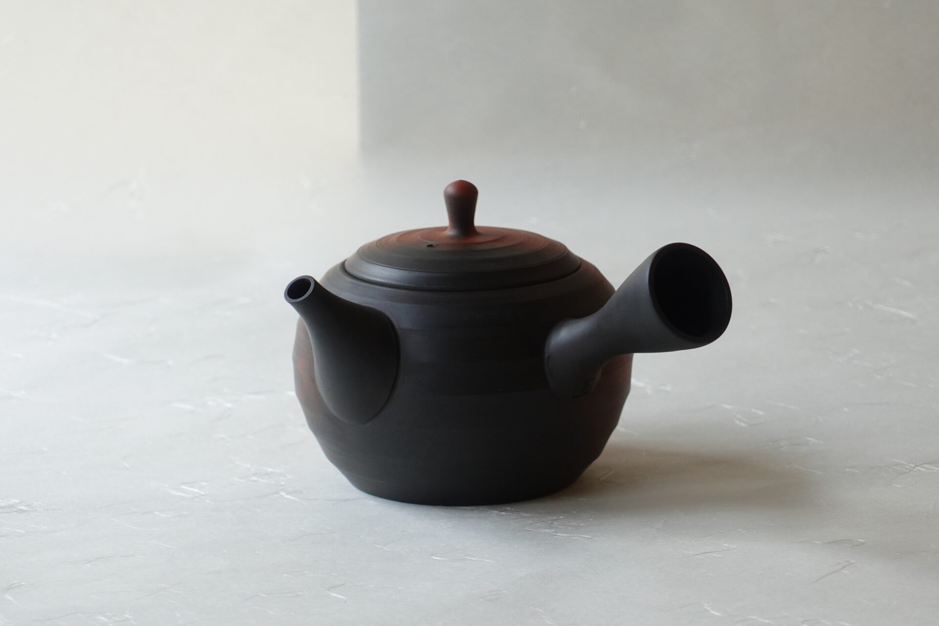 陶器 常滑焼 伝統工芸士 丸形 急須 朱泥 鉄分 まろやかな味 ろくろ成形 ツートンカラー 洒落たデザイン 手づくり 熟練 職人技 清潔 衛生的 きっちり やわらかい雰囲気 機能的 飽きが来ない 永く使える 逸品 美濃焼 鉄瓶 陶器 漆 漆器 有田焼 金継ぎ 焼き物 食器 陶磁器 伝統工芸品 茶碗 工芸品 九谷焼 南部鉄器 陶芸 陶器市 岐阜 焼き物 磁器 瀬戸物 岐阜県 岐阜市 美殿町６−番地 小林漆陶 漆塗り器 織部焼 小林漆器 箸 金継ぎ お香 食器 茶道具 陶器 美濃焼専門店 お皿 ceramics ih pottery うつわ うつわ屋 お皿屋さん お茶 お茶碗 お箸 かまど この辺に陶器屋さんってあります とうきいち やきもの ガラス工房 ギフト　ギフトショップ マグカップ モダン焼物 レンジできる陶器 切子 南部鉄器 どこ　岐阜市南部鉄器販売店 南部鉄器購入 岐阜県器屋 土鍋 岐阜小洒落たお皿 お椀が出る店 器 塗り物 漆塗り 陶器屋さん 食器屋さん お椀 ひのき 岐阜城周辺茶道具 販売陶器 販売陶器屋さん 陶器店 漆器店 岐阜有名な器屋さん 岐阜県食器売ってるところ 岐阜駅 陶器工芸品店 徳利 売ってる店 急須販売 扇子 抹茶 掛け軸 修復 日本陶瓷 漆器 木の食器 樺細工 江戸切子 食器 漆の器 漆器 うるし 漆器店 漆塗 漆椀 火鉢 灰 美殿町商店街 美濃焼ショップ 岐阜市 湯呑み お店 付近 美濃焼き専門店 美濃焼販売 花瓶 茶器 オンライン輪島塗 なつめ 店近くのガラス屋さん 近くの陶器屋さん 酒器 ガラス 金継ぎ依頼 岐阜鉄器鉄瓶 取扱店 Japanese 陶器 修理 陶器専門店 陶器小売店 岐阜陶器屋 陶器店 陶磁器 陶磁器専門店 陶芸家 おすすめ お店 岐阜食洗機対応 漆椀 Gifu JapanesetablewareJapanesecrafts Japaneseceramics Japanesepottery Handcrafted TraditionalCrafts Japaneseculture Traditionalart Japaneseteautensils TeaCeremony Japaneselacquerware インテリア 一輪挿し 入れ物 陶芸 陶芸皿 陶器いろいろ 陶器店 絵皿 絵柄 オンラインショップ 置物 おひつ オーブントースター 置物スタイリッシュ お皿 オブジェ 置物かわいい お皿陶磁器 お椀陶器 陶器欠損補修 花瓶 貫入 傘立て 陶器花 カップ 花 陶磁器 陶器金継ぎ キャニスター 器 急須 京都 金彩 九州 急須 陶芸食器 コーヒーカップ コップ 小物入れ 皿 ごはん鍋 食洗機 修理 食器 修理金継ぎ 陶器販売 瀬戸物 染付 タンブラー 耐熱陶器 茶碗 近くの陶器店 通販 土物 通販 手作り陶器 陶磁器 鍋