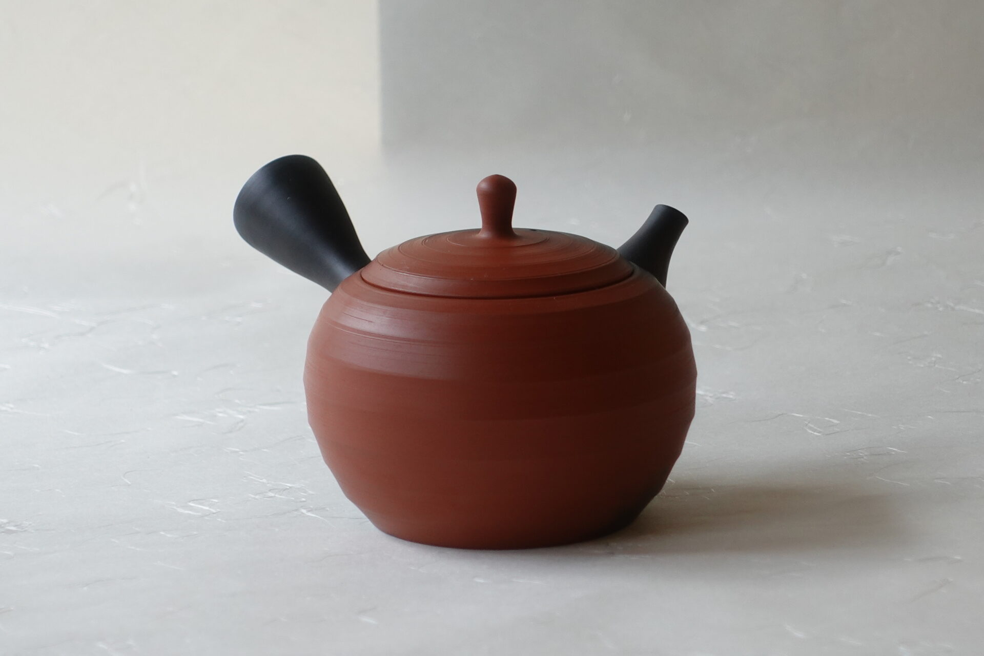 陶器 常滑焼 伝統工芸士 丸形 急須 朱泥 鉄分 まろやかな味 ろくろ成形 ツートンカラー 洒落たデザイン 手づくり 熟練 職人技 清潔 衛生的 きっちり やわらかい雰囲気 機能的 飽きが来ない 永く使える 逸品 美濃焼 鉄瓶 陶器 漆 漆器 有田焼 金継ぎ 焼き物 食器 陶磁器 伝統工芸品 茶碗 工芸品 九谷焼 南部鉄器 陶芸 陶器市 岐阜 焼き物 磁器 瀬戸物 岐阜県 岐阜市 美殿町６−番地 小林漆陶 漆塗り器 織部焼 小林漆器 箸 金継ぎ お香 食器 茶道具 陶器 美濃焼専門店 お皿 ceramics ih pottery うつわ うつわ屋 お皿屋さん お茶 お茶碗 お箸 かまど この辺に陶器屋さんってあります とうきいち やきもの ガラス工房 ギフト　ギフトショップ マグカップ モダン焼物 レンジできる陶器 切子 南部鉄器 どこ　岐阜市南部鉄器販売店 南部鉄器購入 岐阜県器屋 土鍋 岐阜小洒落たお皿 お椀が出る店 器 塗り物 漆塗り 陶器屋さん 食器屋さん お椀 ひのき 岐阜城周辺茶道具 販売陶器 販売陶器屋さん 陶器店 漆器店 岐阜有名な器屋さん 岐阜県食器売ってるところ 岐阜駅 陶器工芸品店 徳利 売ってる店 急須販売 扇子 抹茶 掛け軸 修復 日本陶瓷 漆器 木の食器 樺細工 江戸切子 食器 漆の器 漆器 うるし 漆器店 漆塗 漆椀 火鉢 灰 美殿町商店街 美濃焼ショップ 岐阜市 湯呑み お店 付近 美濃焼き専門店 美濃焼販売 花瓶 茶器 オンライン輪島塗 なつめ 店近くのガラス屋さん 近くの陶器屋さん 酒器 ガラス 金継ぎ依頼 岐阜鉄器鉄瓶 取扱店 Japanese 陶器 修理 陶器専門店 陶器小売店 岐阜陶器屋 陶器店 陶磁器 陶磁器専門店 陶芸家 おすすめ お店 岐阜食洗機対応 漆椀 Gifu JapanesetablewareJapanesecrafts Japaneseceramics Japanesepottery Handcrafted TraditionalCrafts Japaneseculture Traditionalart Japaneseteautensils TeaCeremony Japaneselacquerware インテリア 一輪挿し 入れ物 陶芸 陶芸皿 陶器いろいろ 陶器店 絵皿 絵柄 オンラインショップ 置物 おひつ オーブントースター 置物スタイリッシュ お皿 オブジェ 置物かわいい お皿陶磁器 お椀陶器 陶器欠損補修 花瓶 貫入 傘立て 陶器花 カップ 花 陶磁器 陶器金継ぎ キャニスター 器 急須 京都 金彩 九州 急須 陶芸食器 コーヒーカップ コップ 小物入れ 皿 ごはん鍋 食洗機 修理 食器 修理金継ぎ 陶器販売 瀬戸物 染付 タンブラー 耐熱陶器 茶碗 近くの陶器店 通販 土物 通販 手作り陶器 陶磁器 鍋