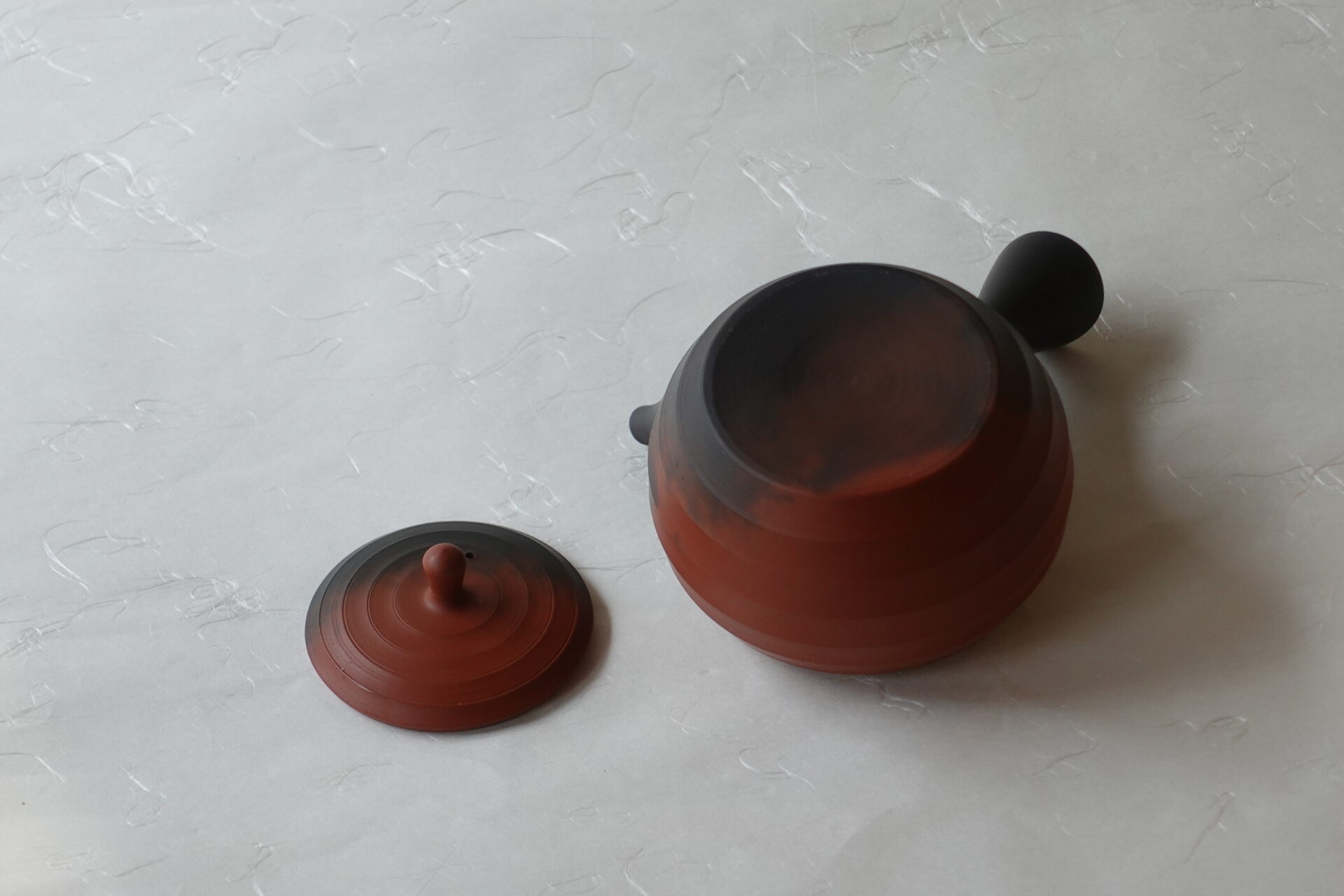 陶器 常滑焼 伝統工芸士 丸形 急須 朱泥 鉄分 まろやかな味 ろくろ成形 ツートンカラー 洒落たデザイン 手づくり 熟練 職人技 清潔 衛生的 きっちり やわらかい雰囲気 機能的 飽きが来ない 永く使える 逸品 美濃焼 鉄瓶 陶器 漆 漆器 有田焼 金継ぎ 焼き物 食器 陶磁器 伝統工芸品 茶碗 工芸品 九谷焼 南部鉄器 陶芸 陶器市 岐阜 焼き物 磁器 瀬戸物 岐阜県 岐阜市 美殿町６−番地 小林漆陶 漆塗り器 織部焼 小林漆器 箸 金継ぎ お香 食器 茶道具 陶器 美濃焼専門店 お皿 ceramics ih pottery うつわ うつわ屋 お皿屋さん お茶 お茶碗 お箸 かまど この辺に陶器屋さんってあります とうきいち やきもの ガラス工房 ギフト　ギフトショップ マグカップ モダン焼物 レンジできる陶器 切子 南部鉄器 どこ　岐阜市南部鉄器販売店 南部鉄器購入 岐阜県器屋 土鍋 岐阜小洒落たお皿 お椀が出る店 器 塗り物 漆塗り 陶器屋さん 食器屋さん お椀 ひのき 岐阜城周辺茶道具 販売陶器 販売陶器屋さん 陶器店 漆器店 岐阜有名な器屋さん 岐阜県食器売ってるところ 岐阜駅 陶器工芸品店 徳利 売ってる店 急須販売 扇子 抹茶 掛け軸 修復 日本陶瓷 漆器 木の食器 樺細工 江戸切子 食器 漆の器 漆器 うるし 漆器店 漆塗 漆椀 火鉢 灰 美殿町商店街 美濃焼ショップ 岐阜市 湯呑み お店 付近 美濃焼き専門店 美濃焼販売 花瓶 茶器 オンライン輪島塗 なつめ 店近くのガラス屋さん 近くの陶器屋さん 酒器 ガラス 金継ぎ依頼 岐阜鉄器鉄瓶 取扱店 Japanese 陶器 修理 陶器専門店 陶器小売店 岐阜陶器屋 陶器店 陶磁器 陶磁器専門店 陶芸家 おすすめ お店 岐阜食洗機対応 漆椀 Gifu JapanesetablewareJapanesecrafts Japaneseceramics Japanesepottery Handcrafted TraditionalCrafts Japaneseculture Traditionalart Japaneseteautensils TeaCeremony Japaneselacquerware インテリア 一輪挿し 入れ物 陶芸 陶芸皿 陶器いろいろ 陶器店 絵皿 絵柄 オンラインショップ 置物 おひつ オーブントースター 置物スタイリッシュ お皿 オブジェ 置物かわいい お皿陶磁器 お椀陶器 陶器欠損補修 花瓶 貫入 傘立て 陶器花 カップ 花 陶磁器 陶器金継ぎ キャニスター 器 急須 京都 金彩 九州 急須 陶芸食器 コーヒーカップ コップ 小物入れ 皿 ごはん鍋 食洗機 修理 食器 修理金継ぎ 陶器販売 瀬戸物 染付 タンブラー 耐熱陶器 茶碗 近くの陶器店 通販 土物 通販 手作り陶器 陶磁器 鍋